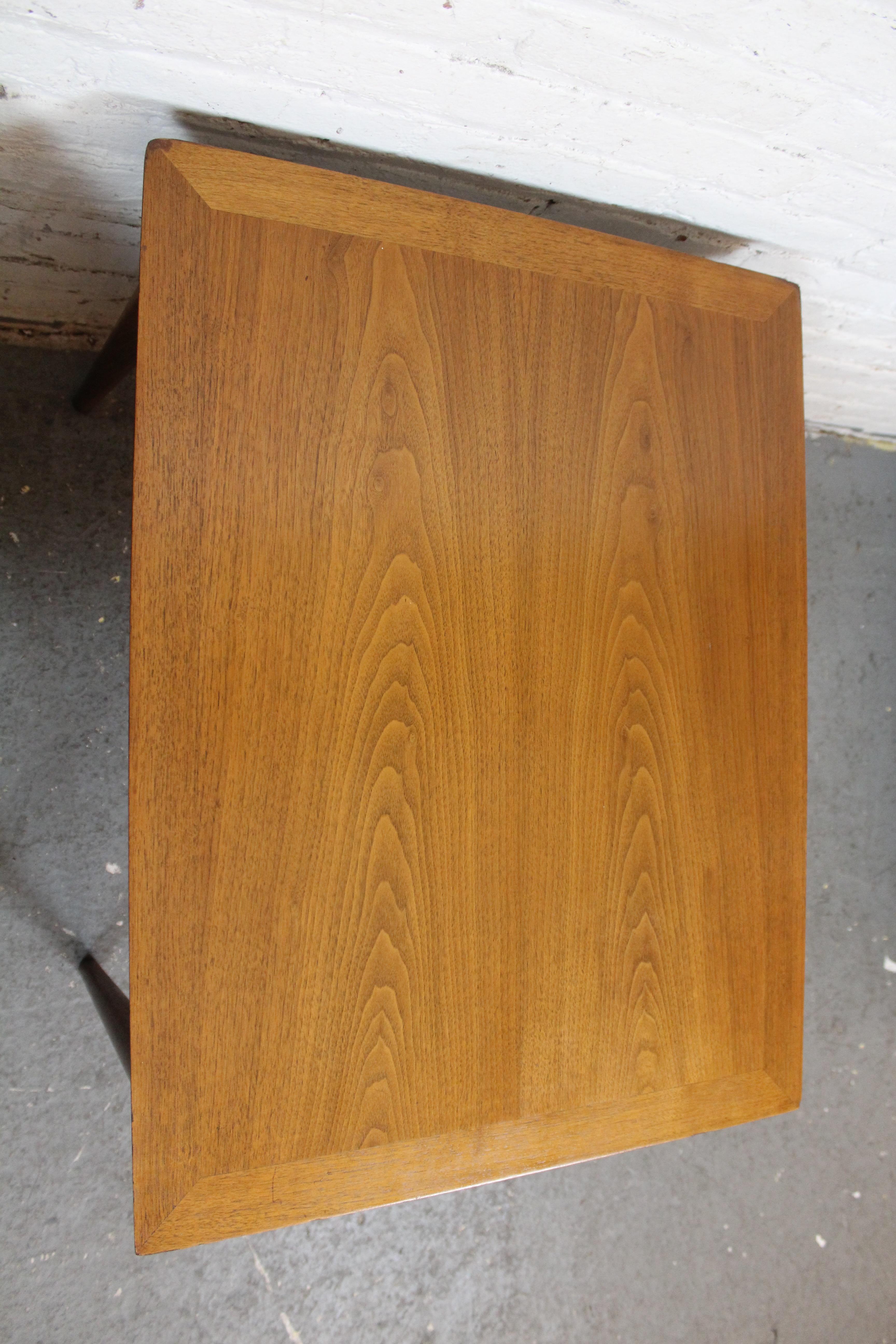 Mid-Century Vintage Sculptural Amerikanischer Nussbaum End Tische im Angebot 2