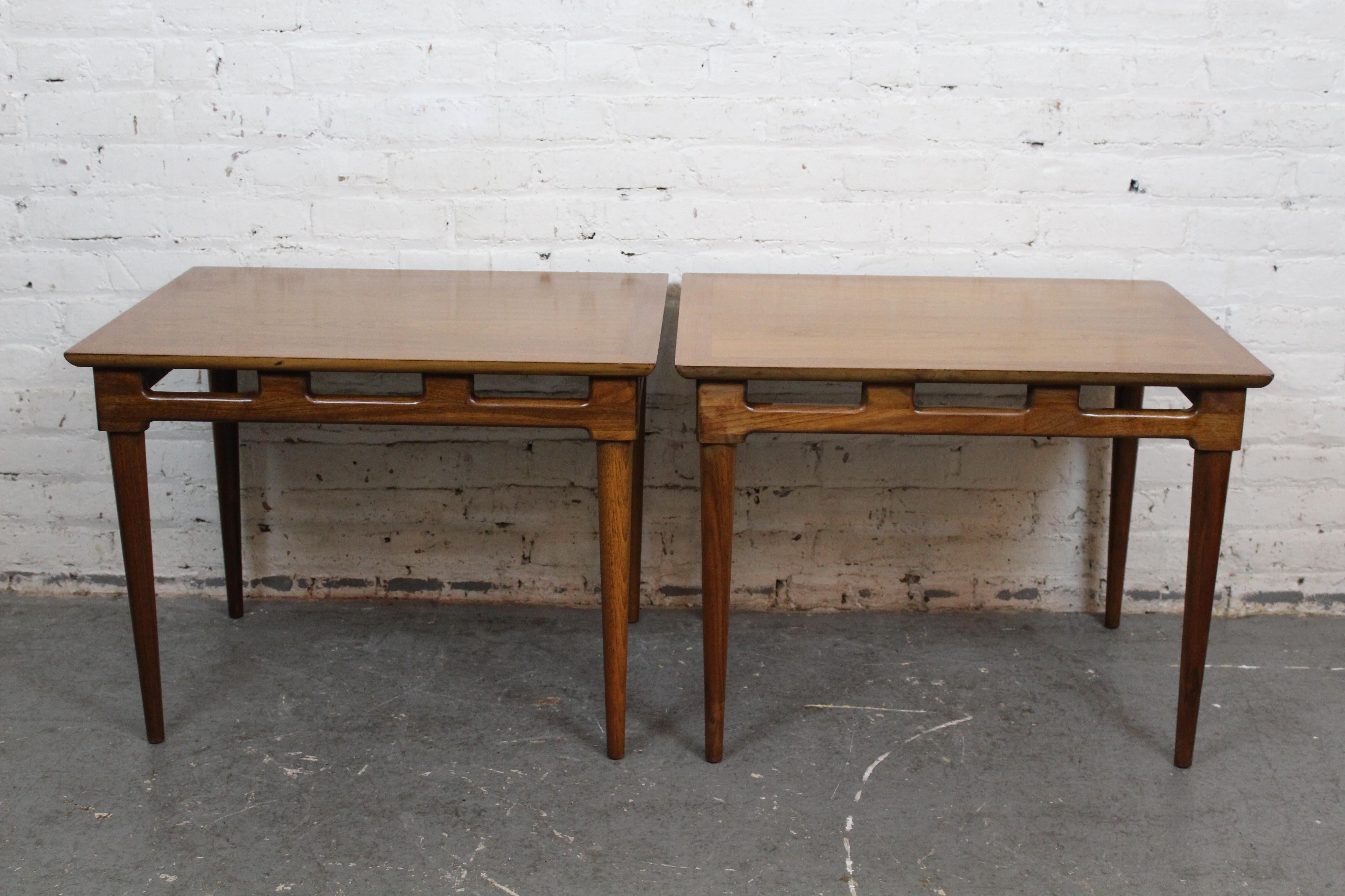 Mid-Century Vintage Sculptural Amerikanischer Nussbaum End Tische (amerikanisch) im Angebot