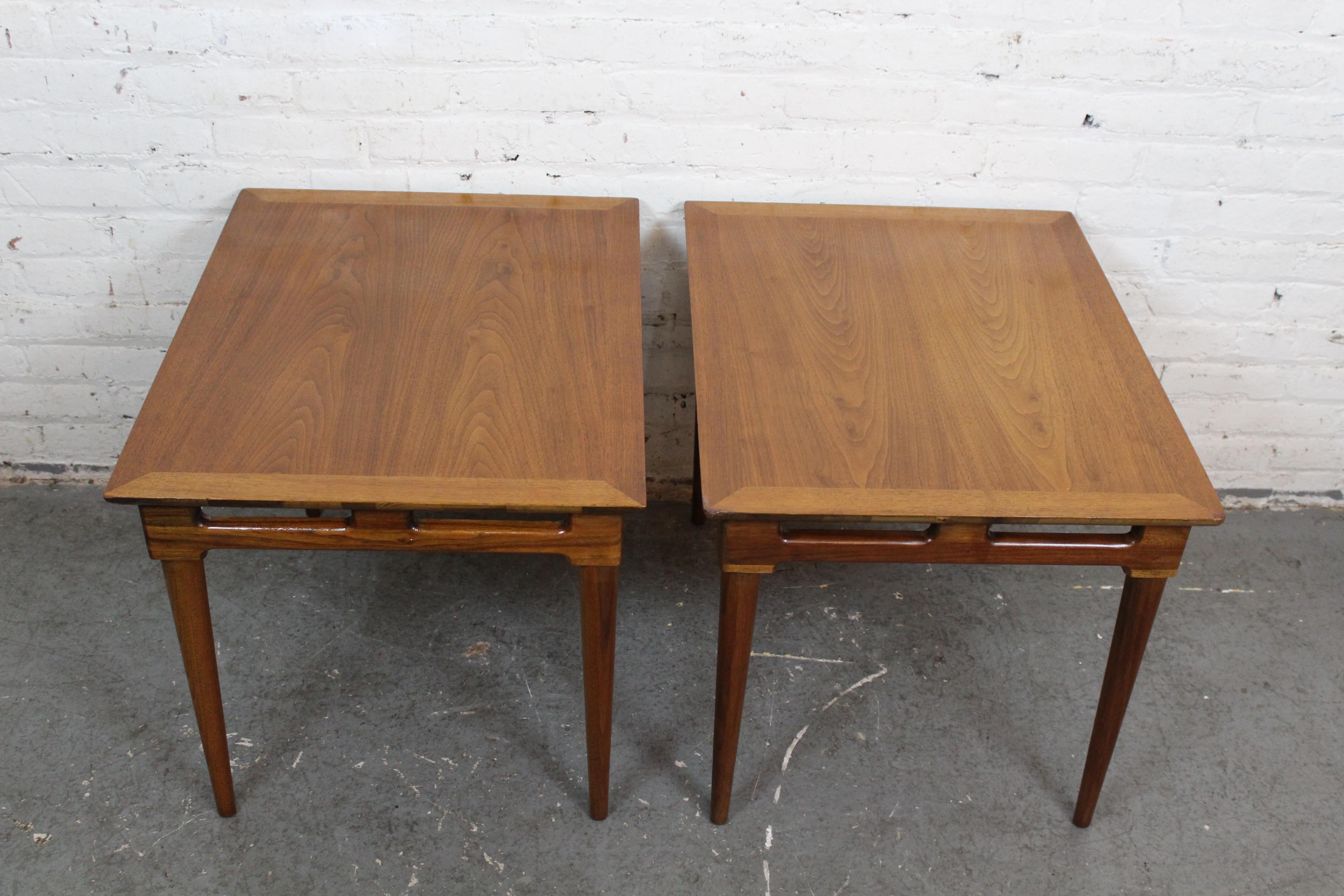 Mid-Century Vintage Sculptural Amerikanischer Nussbaum End Tische (Geschnitzt) im Angebot