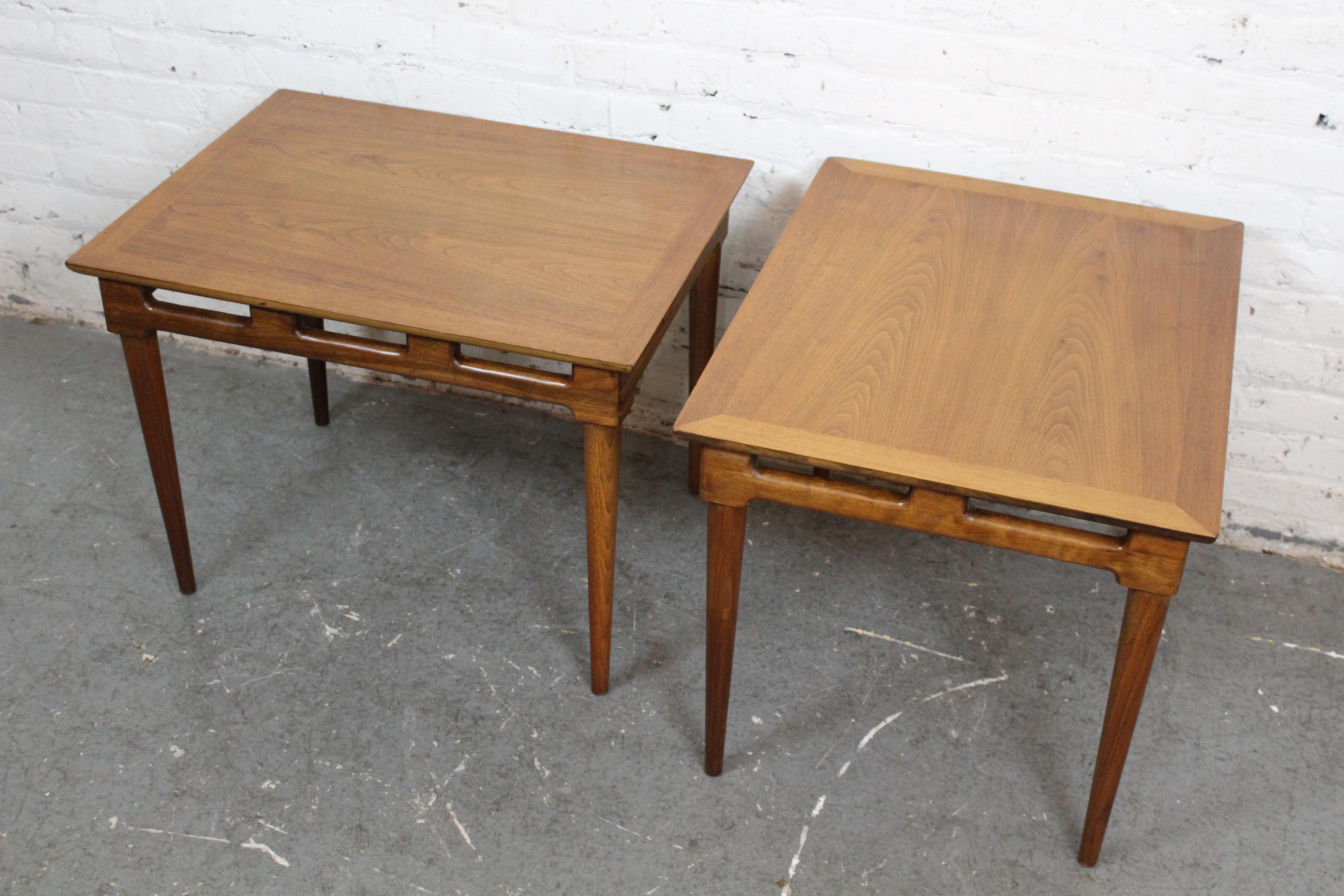 Mid-Century Vintage Sculptural Amerikanischer Nussbaum End Tische (Holz) im Angebot