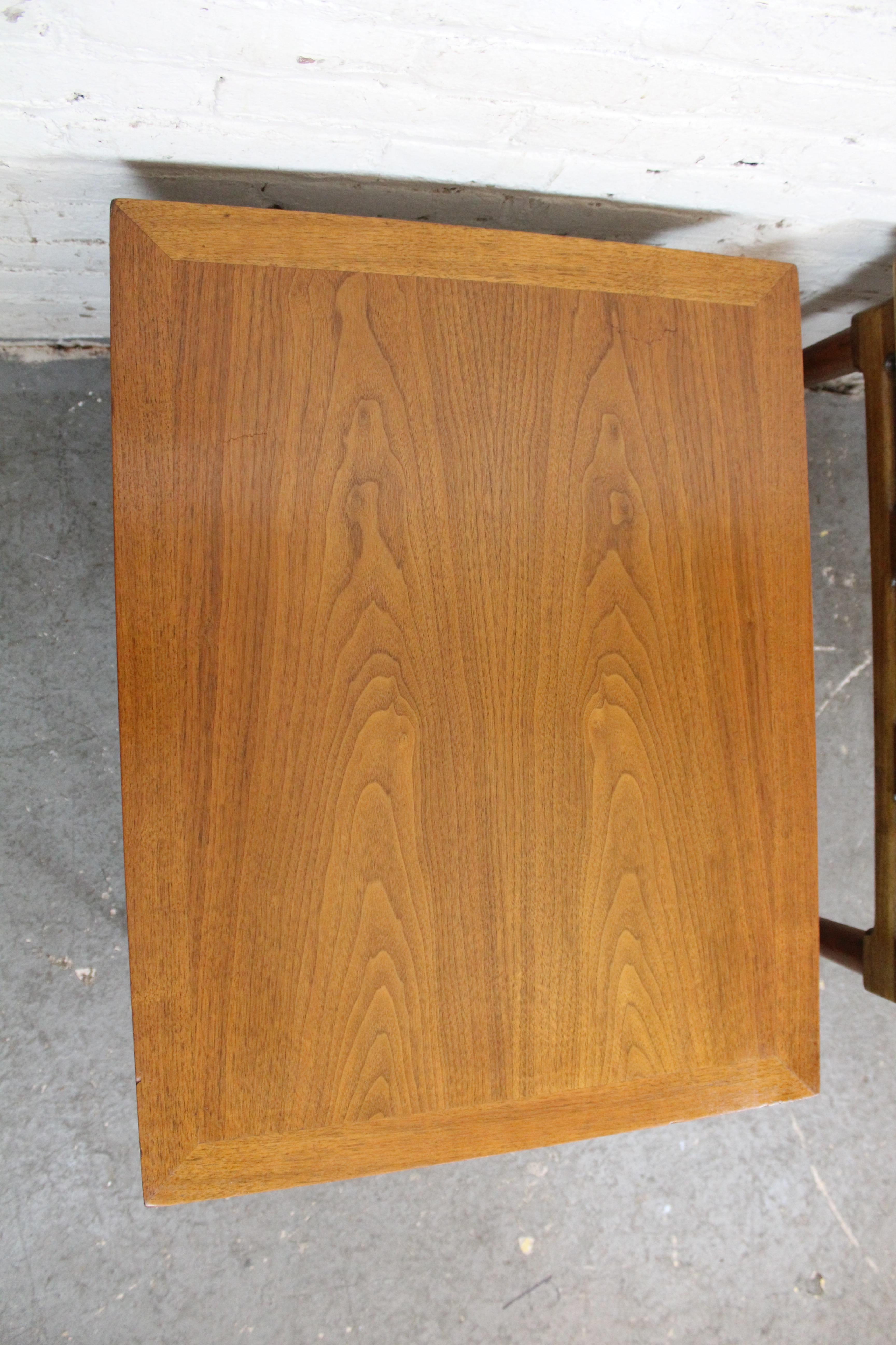 Mid-Century Vintage Sculptural Amerikanischer Nussbaum End Tische im Angebot 1