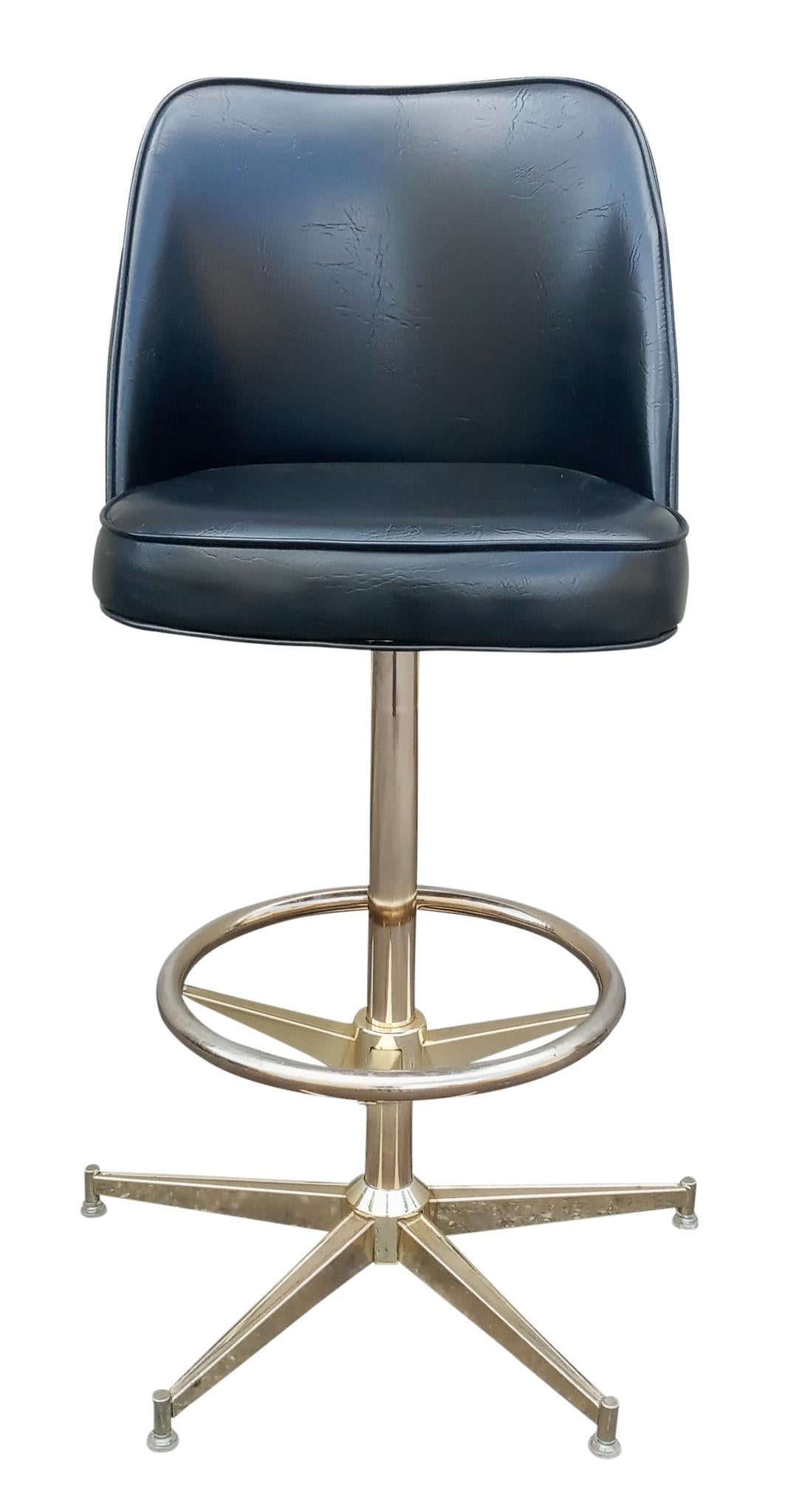 For your consideration, a big set of 5 stools by Shelby Williams. These super stylish and highly comfortable bar height stools have swivel seats in faux vinyl and are mounted to 5-star (very stable) bases in bright metal with a brass-tone finish.