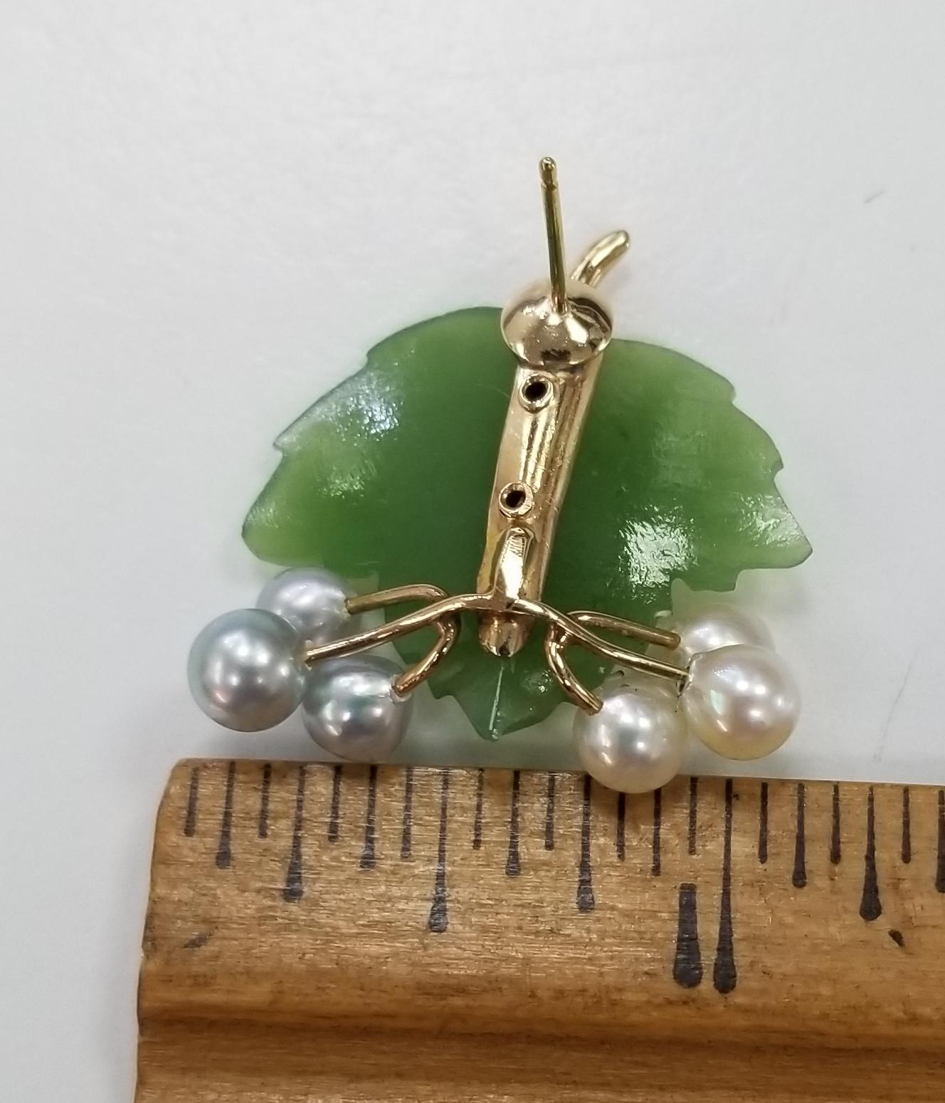 Women's or Men's Midcentury Set of Pin and Earrings Carved Nephrite and Pearls in a 14 Karat For Sale