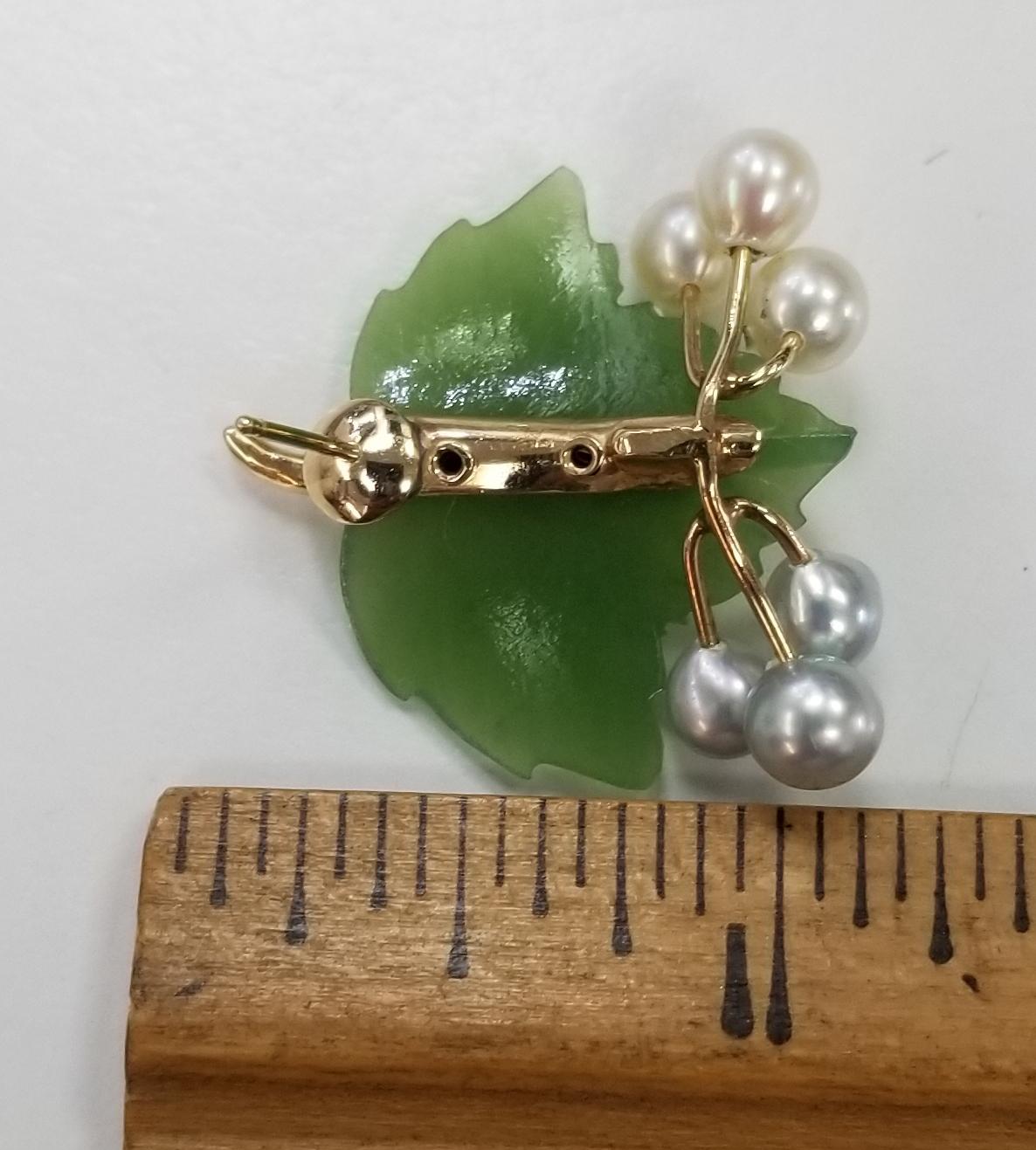 Midcentury Set of Pin and Earrings Carved Nephrite and Pearls in a 14 Karat For Sale 1