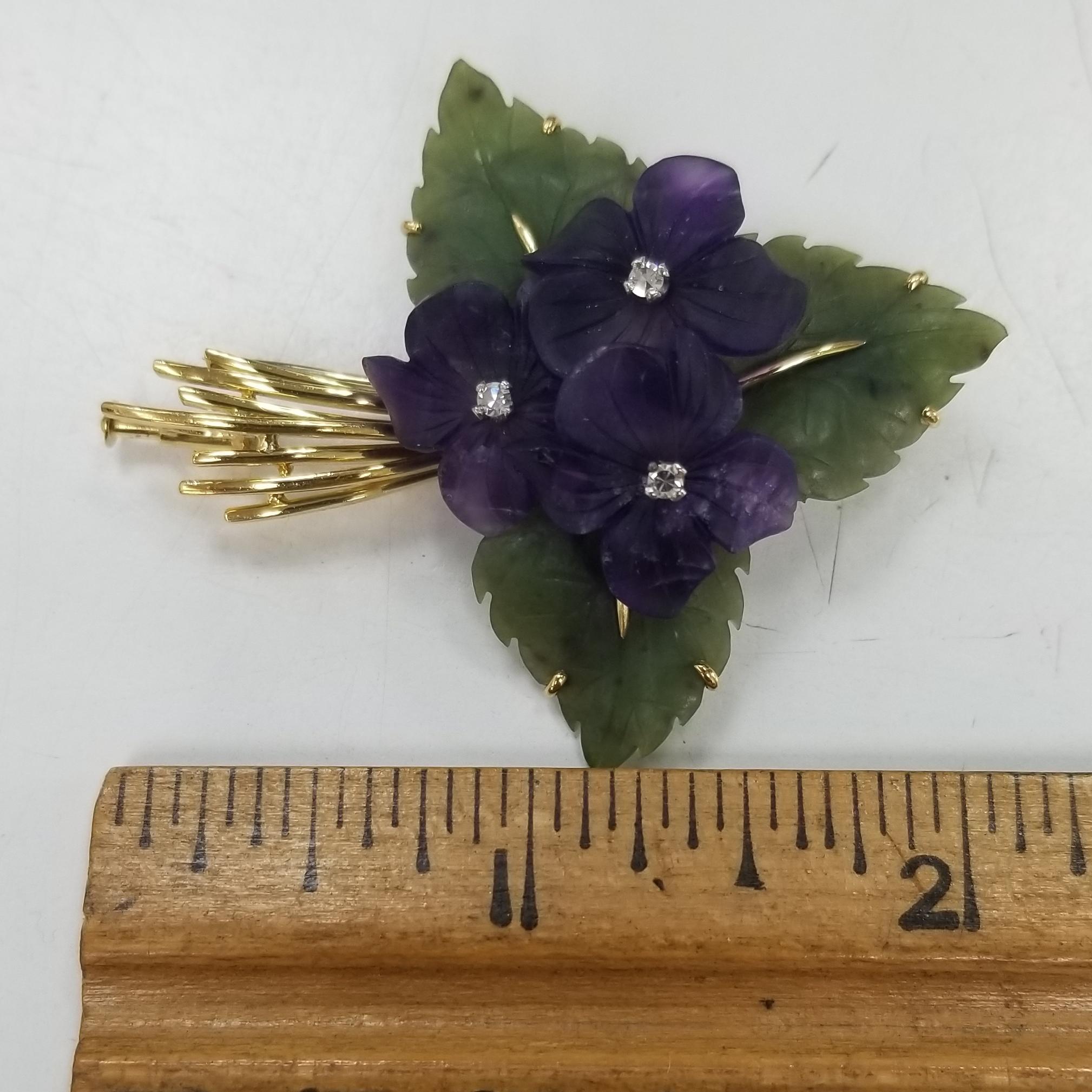 Midcentury Vintage Set of Pin and Earrings Features Carved Amethyst and Nephrite In Excellent Condition In Los Angeles, CA