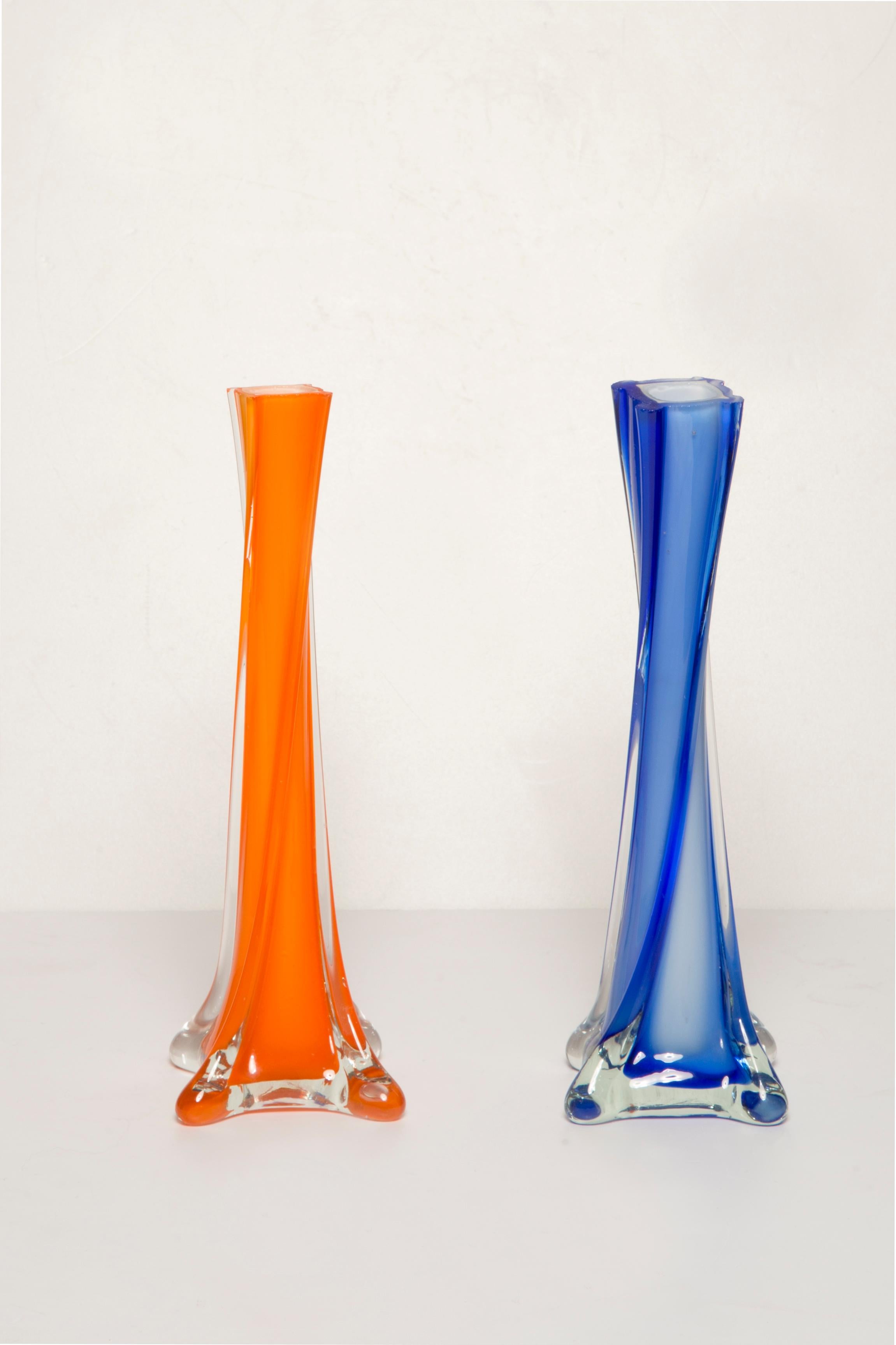 Mid-Century Modern Vases décoratifs en verre orange et bleu mince du milieu du siècle dernier, Europe, années 1960 en vente