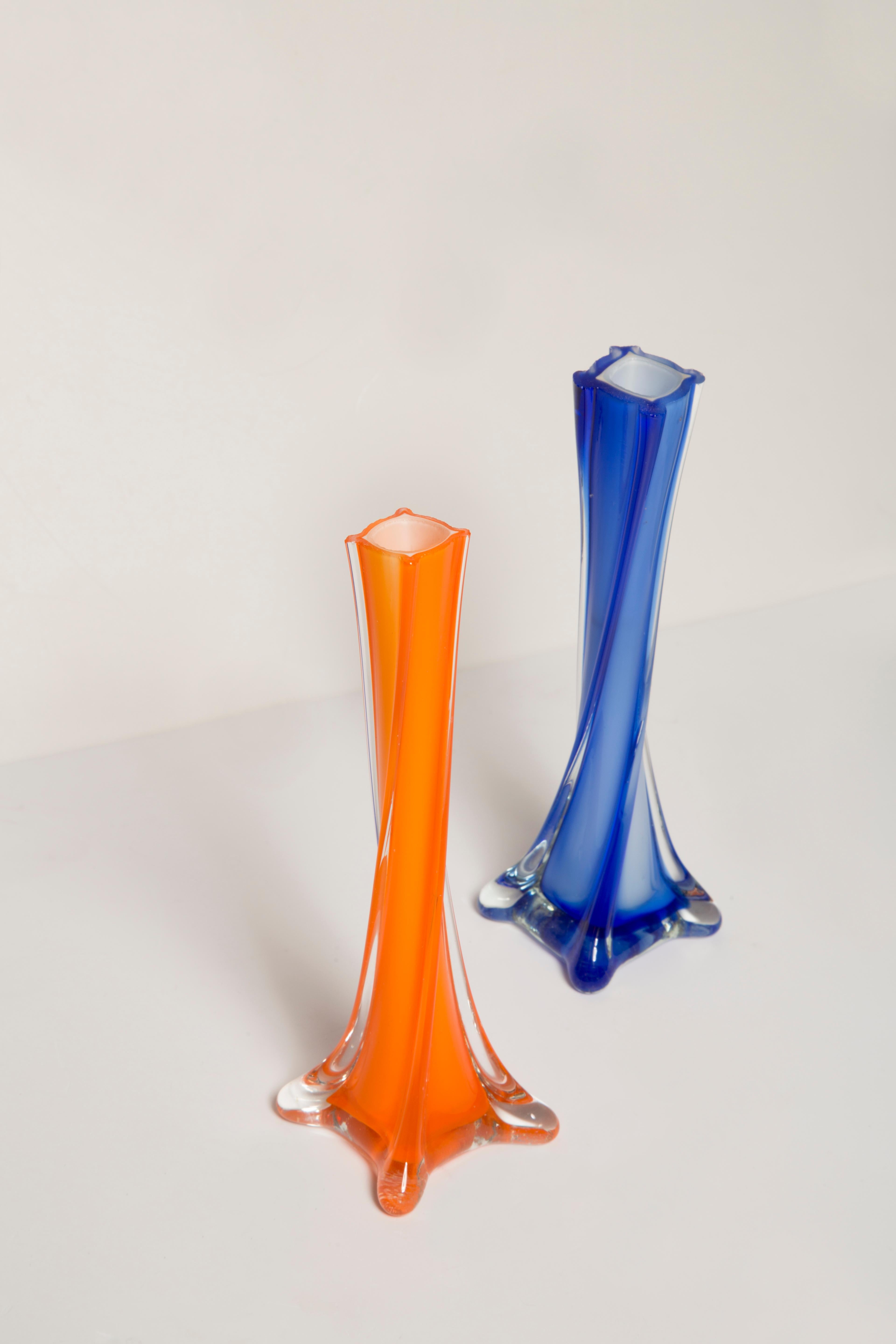 Polonais Vases décoratifs en verre orange et bleu mince du milieu du siècle dernier, Europe, années 1960 en vente