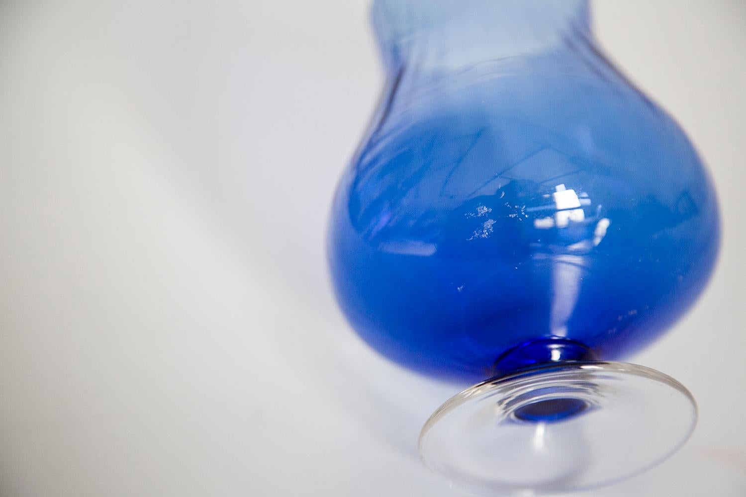Petit vase vintage du milieu du siècle dernier en cristal bleu, 20e siècle, Europe, années 1960 en vente 5
