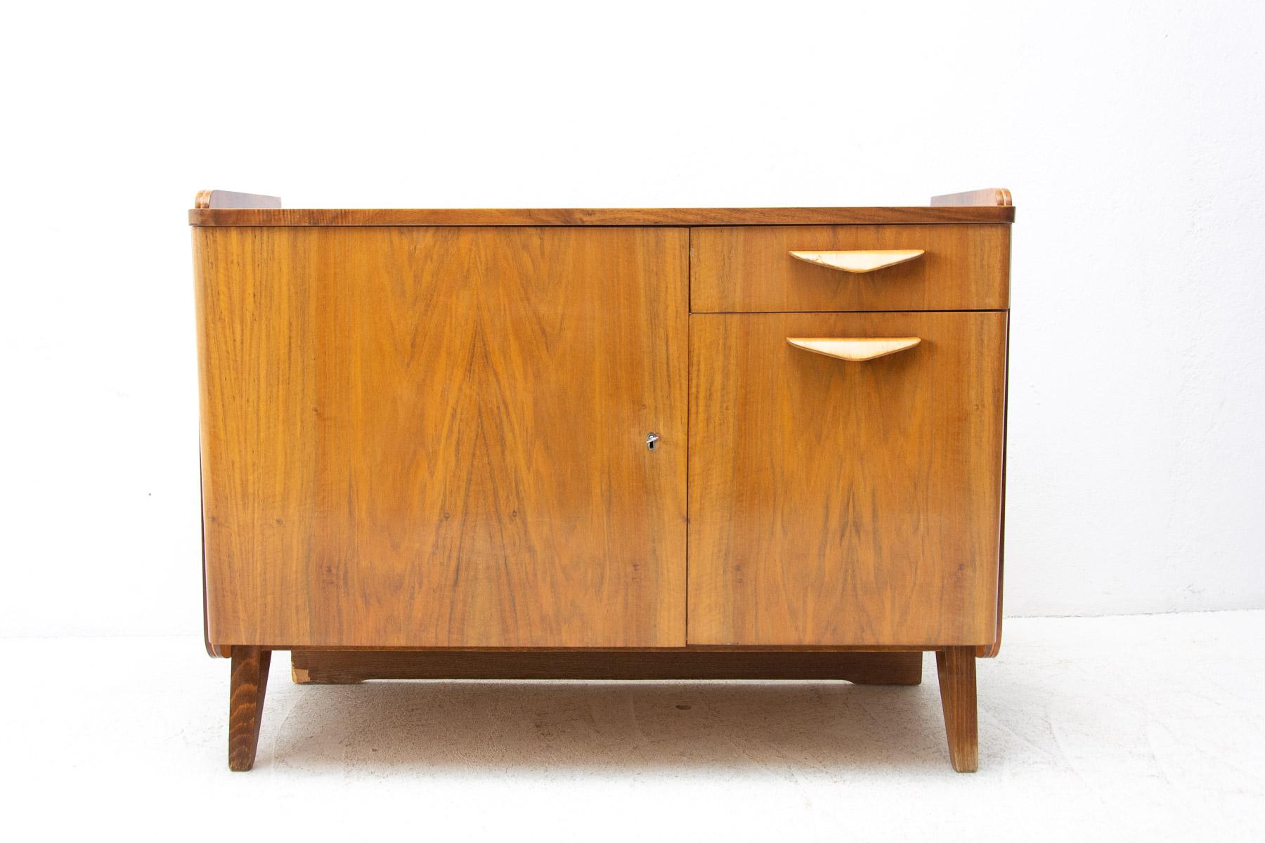 Mid century Vintage small cabinet or TV table from the 1960´s. It was designed by František Jirák and was manufactured by Tatra nábytok company in the former Czechoslovakia. In Very good condition. Beautiful walnut veneer, plywood.
      