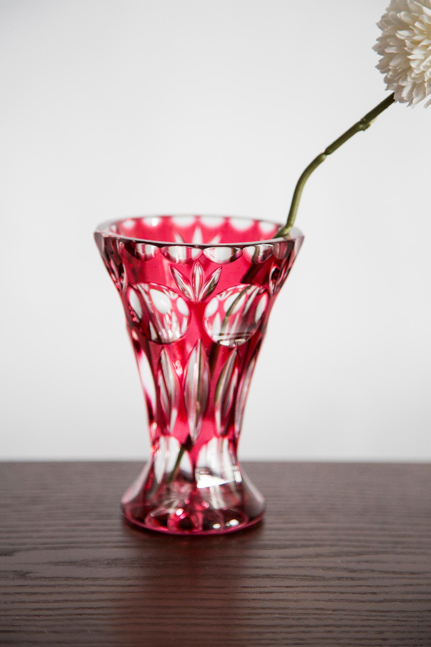 Mid-Century Modern Petit vase vintage du milieu du siècle en cristal rouge rose, 20e siècle, Europe, années 1960 en vente