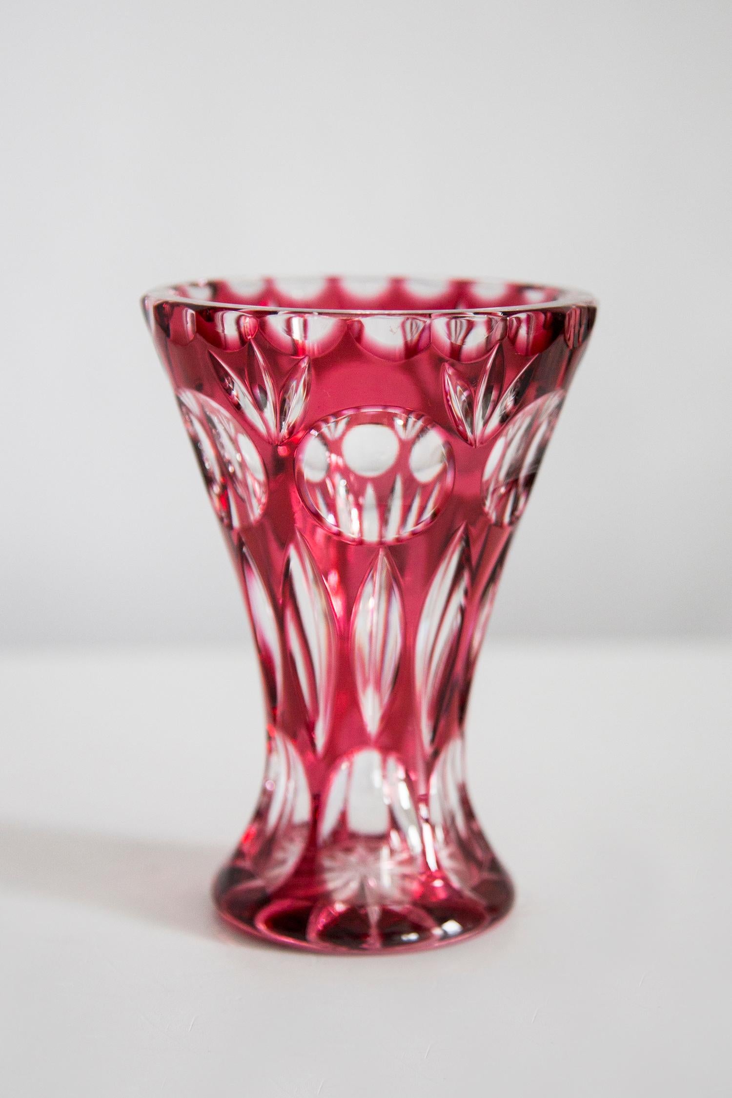 Mid Century Vintage Small Pink Red Crystal Vase, 20th Century, Europe, 1960s In Good Condition For Sale In 05-080 Hornowek, PL