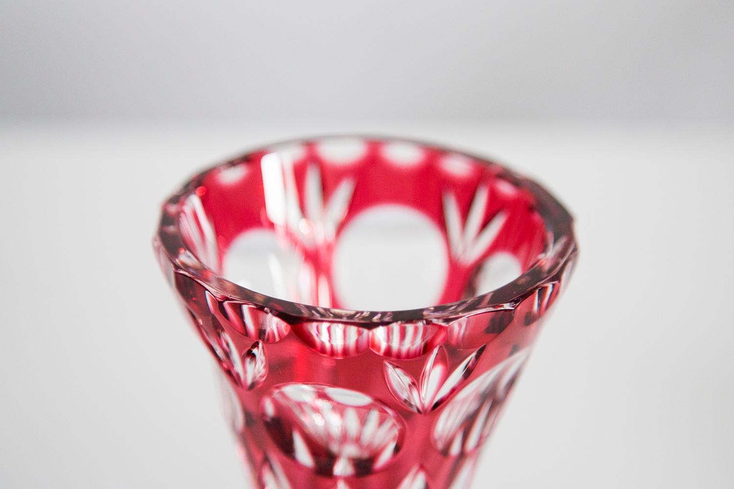 Verre Petit vase vintage du milieu du siècle en cristal rouge rose, 20e siècle, Europe, années 1960 en vente