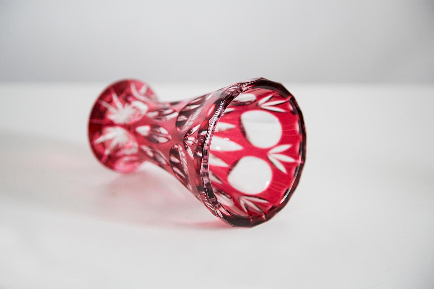 Mid Century Vintage Small Pink Red Crystal Vase, 20th Century, Europe, 1960s For Sale 2