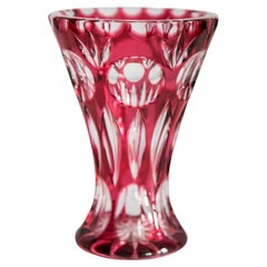 Kleine rosa-rote Kristallvase aus der Jahrhundertmitte, 20. Jahrhundert, Europa, 1960er Jahre