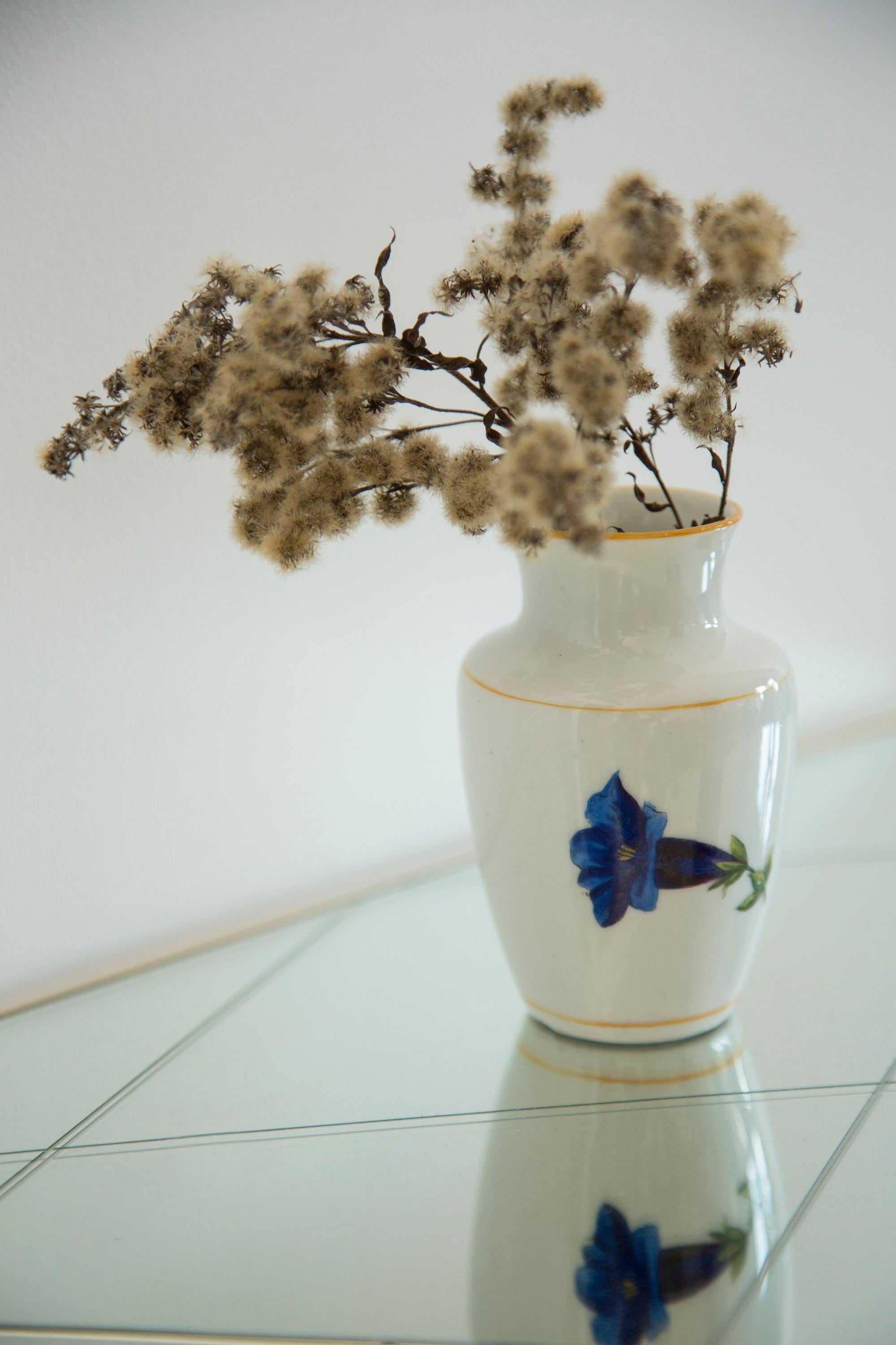 Mid-Century Modern Petit vase à fleurs bleues en porcelaine, Europe, années 1960 en vente