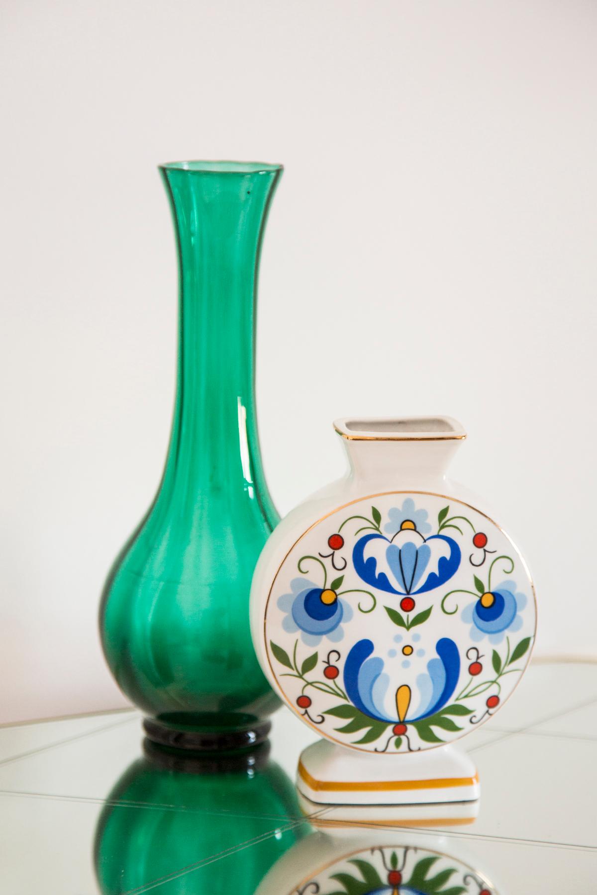 Mid Century Vintage Kleine Vase aus Porzellankeramik, Lubiana, Europa, 1960er Jahre (Moderne der Mitte des Jahrhunderts) im Angebot