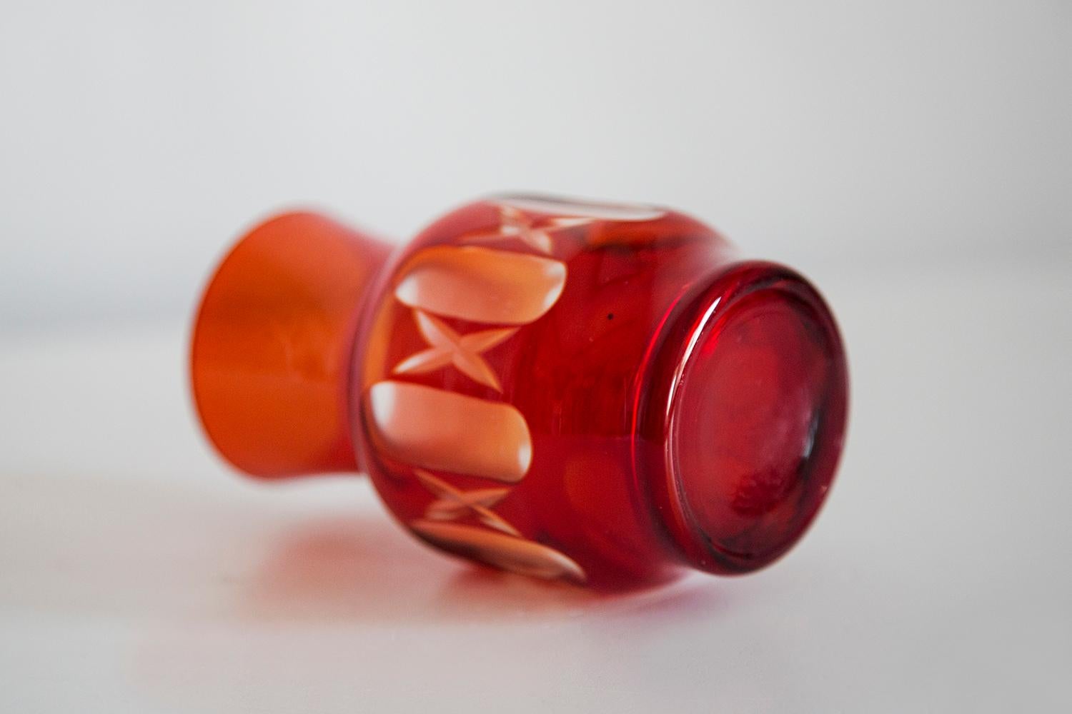Mid Century Vintage Small Red Crystal Vase, 20th Century, Europe, 1960s For Sale 6