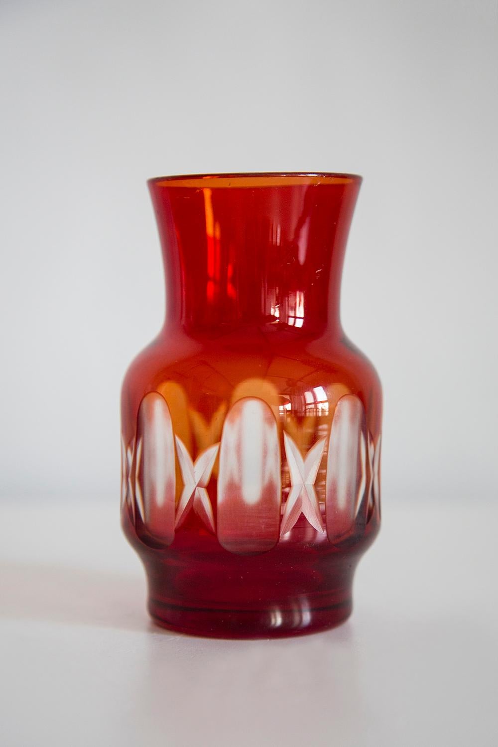 Mid Century Vintage Small Red Crystal Vase, 20th Century, Europe, 1960s For Sale 1