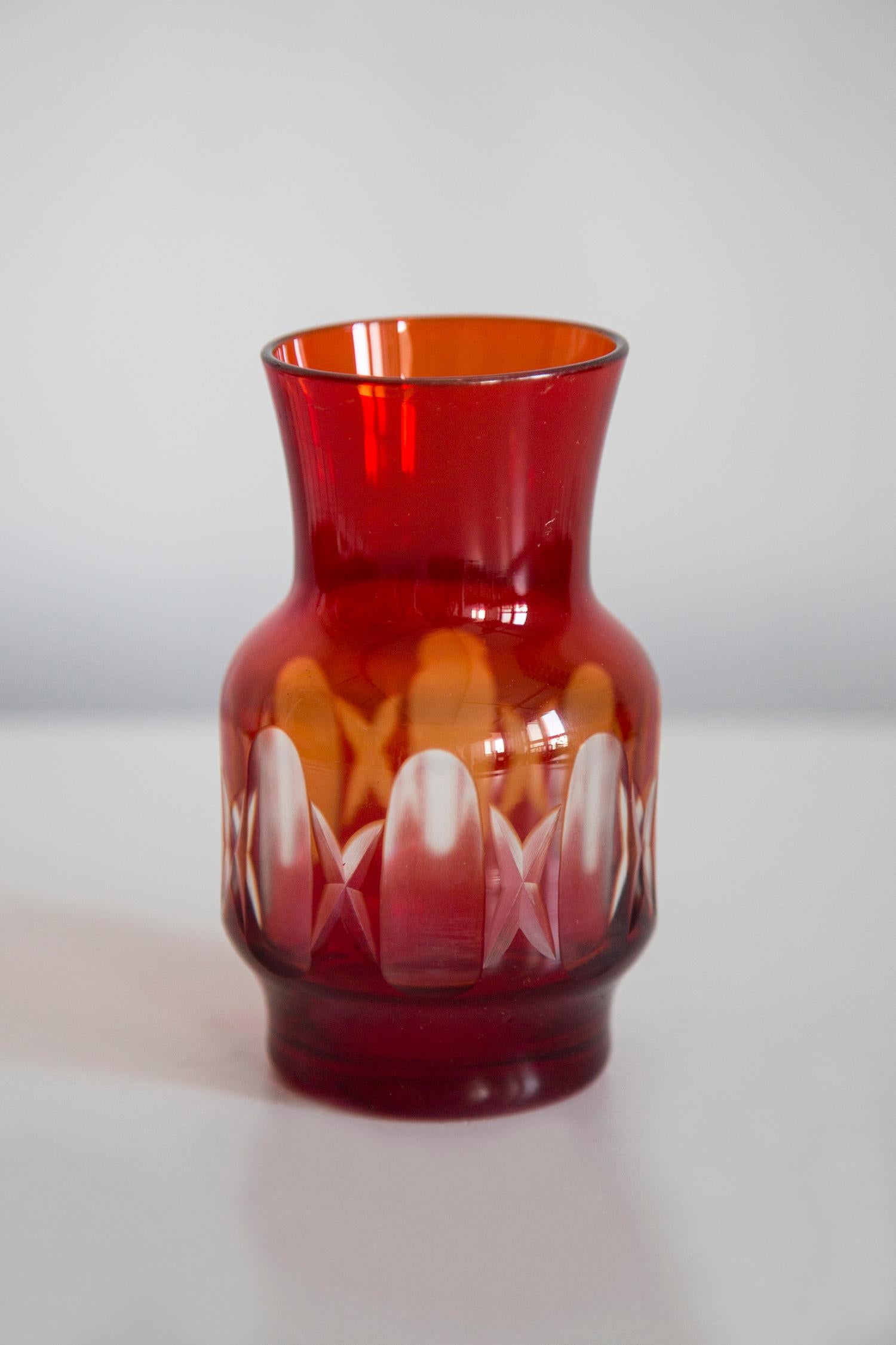 Mid Century Vintage Small Red Crystal Vase, 20th Century, Europe, 1960s For Sale 2