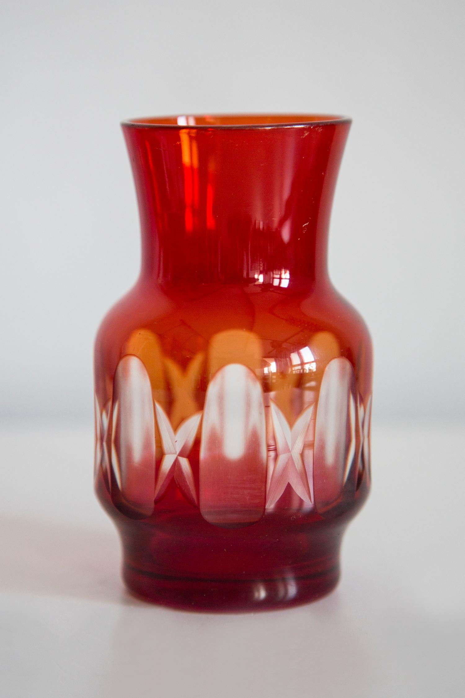 Mid Century Vintage Small Red Crystal Vase, 20th Century, Europe, 1960s For Sale 3