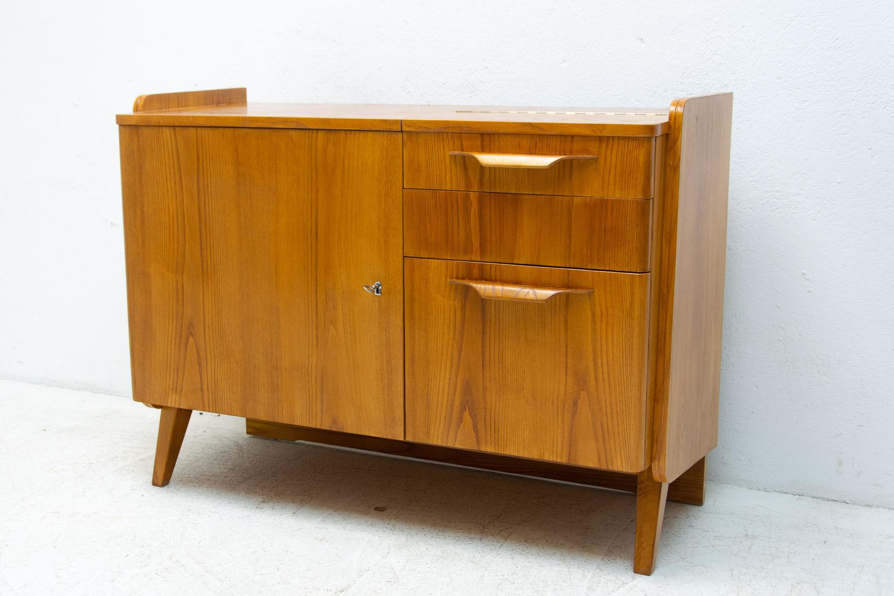 Petit meuble ou table de télévision Vintage By des années 1960. Il a été conçu par František Jirák et fabriqué par la société Tatra nábytok dans l'ancienne Tchécoslovaquie. Placage de noyer, contreplaqué. En bon état.

Hauteur : 79 cm

largeur : 106