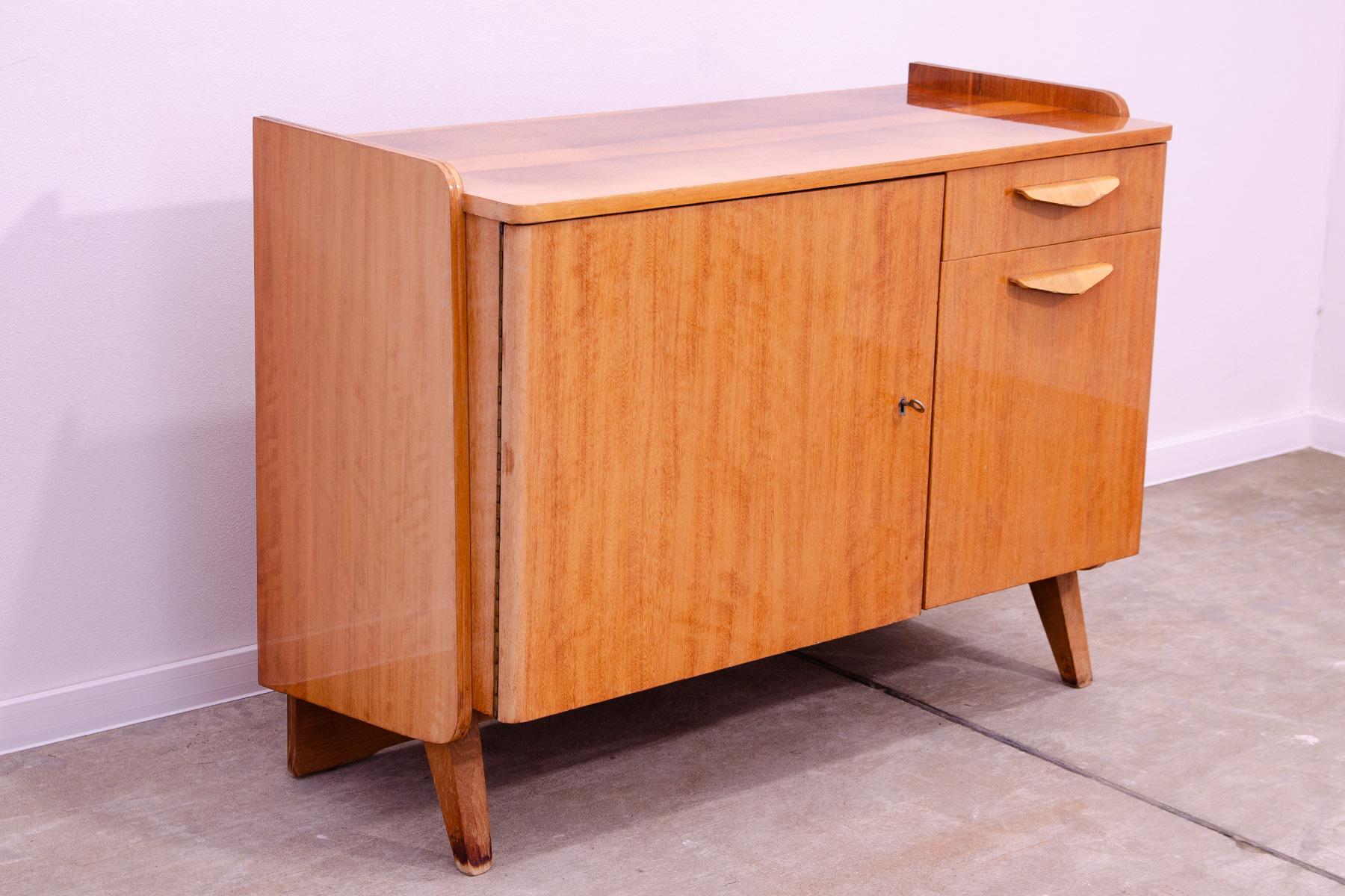 Vintage-Schränkchen oder TV-Tisch aus der Mitte des Jahrhunderts aus den 1960er Jahren. Er wurde von František Jirák entworfen und von der Firma Tatra nábytok in der ehemaligen Tschechoslowakei hergestellt. Nussbaumfurnier, Sperrholz. In sehr gutem