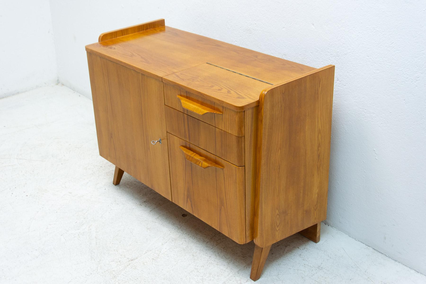 Mid-Century Modern  Petit meuble TV Vintage du milieu du siècle par František Jirák, 1960's, Tchécoslovaquie en vente