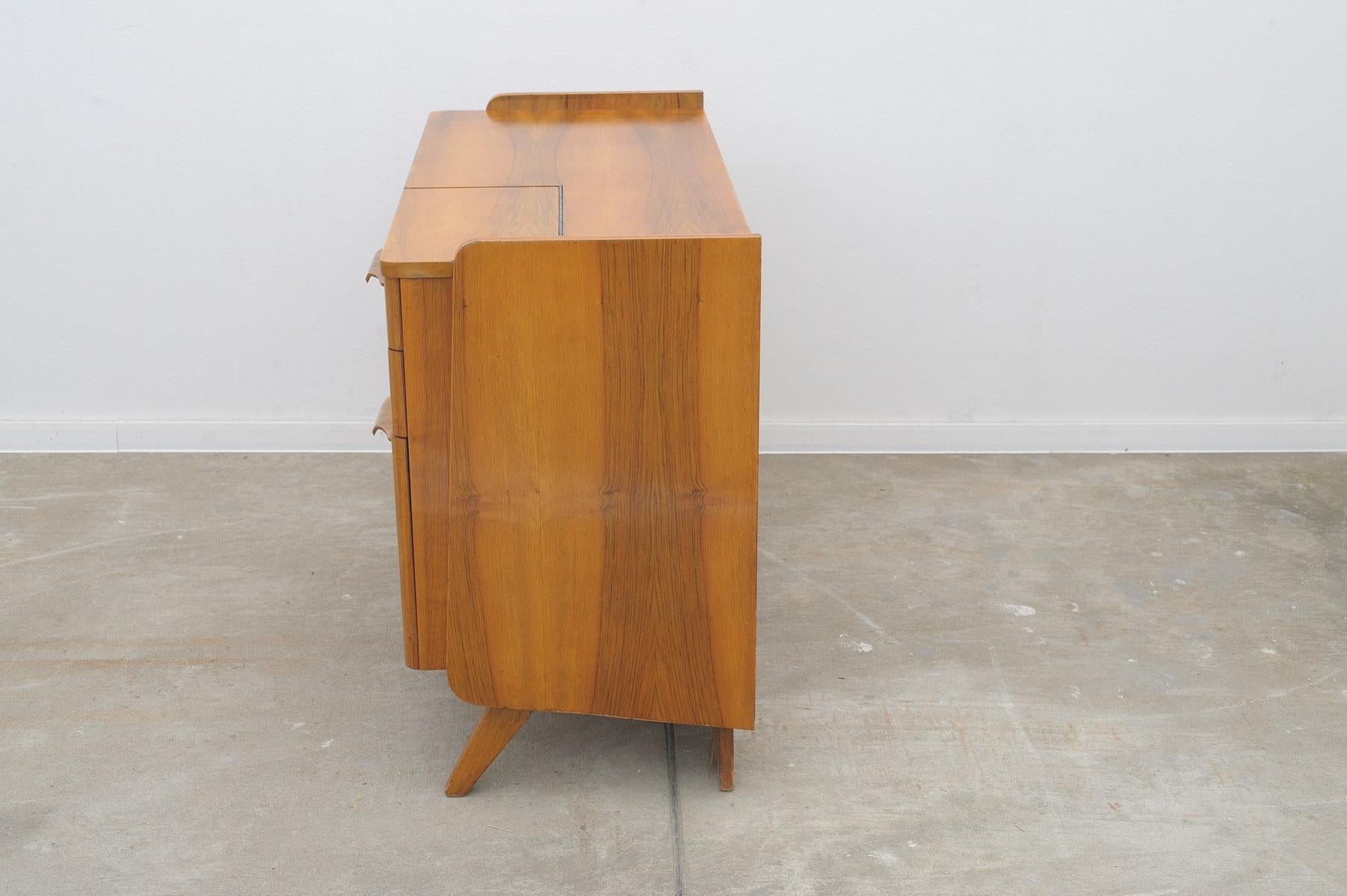 Mid century Kleiner TV-Schrank von František Jirák, 1960er Jahre, Tschechoslowakei im Zustand „Gut“ im Angebot in Prague 8, CZ
