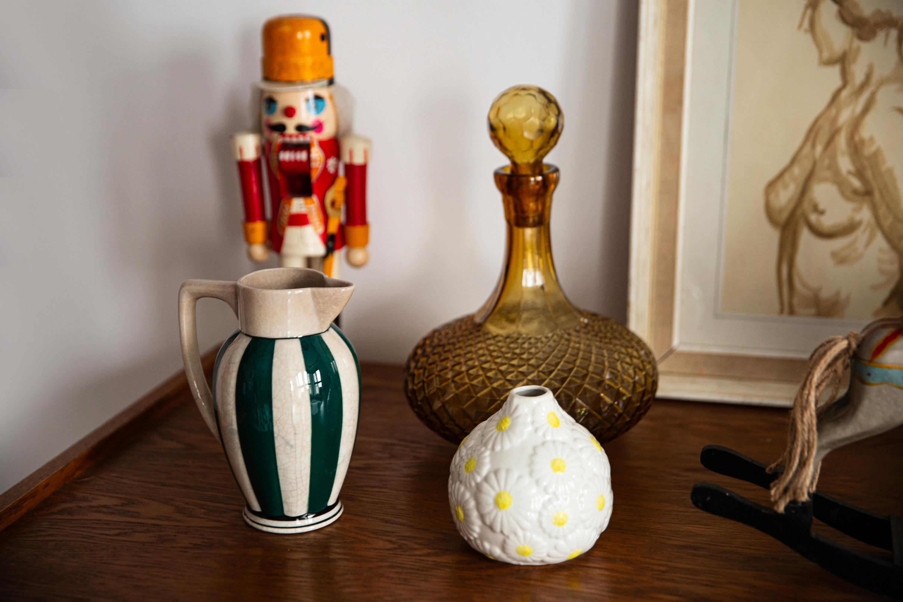 Mid-Century moderno Vaso in ceramica porcellanata con piccoli fiori bianchi, Europa, 1960 in vendita