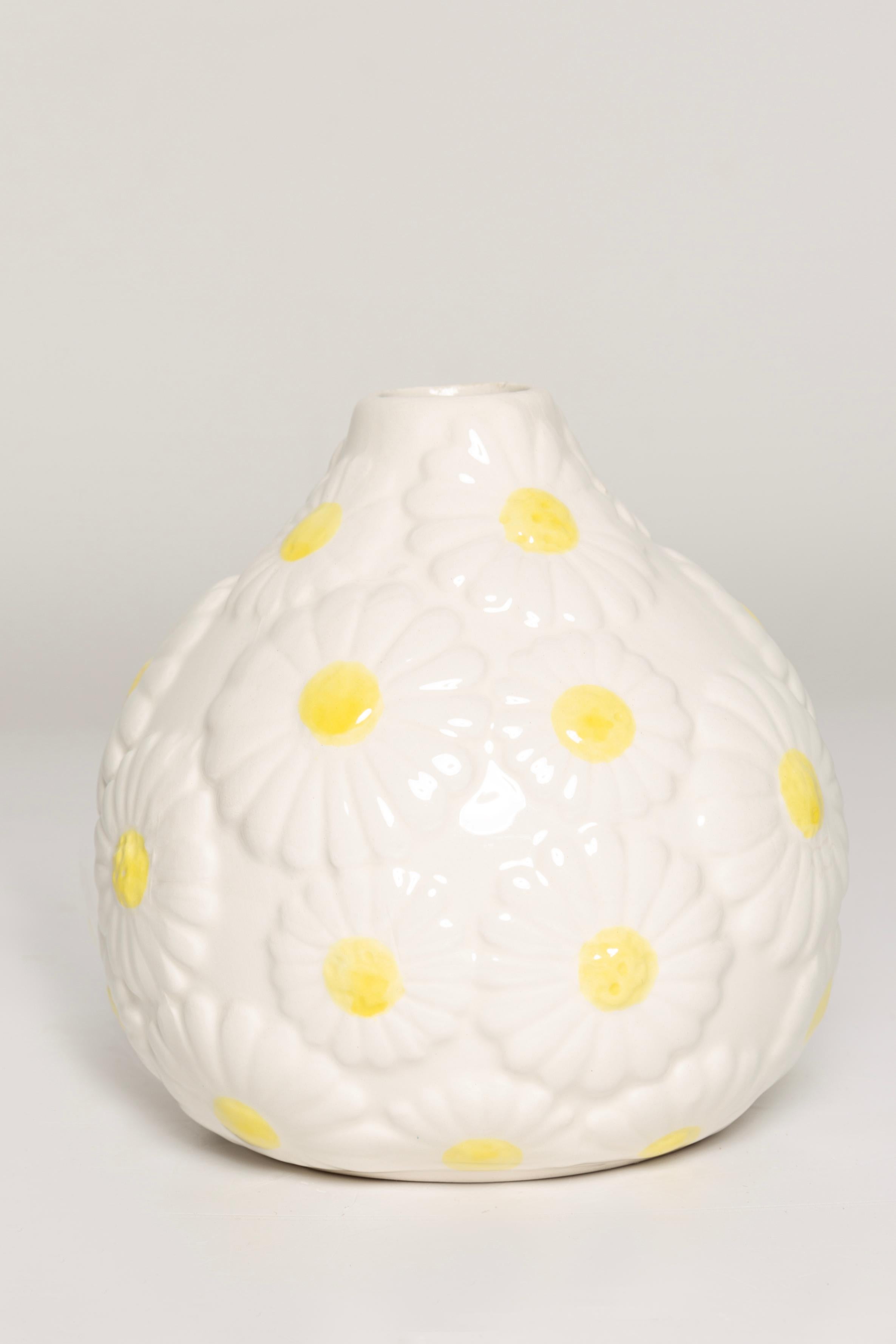 Vaso in ceramica porcellanata con piccoli fiori bianchi, Europa, 1960 In condizioni buone in vendita a 05-080 Hornowek, PL