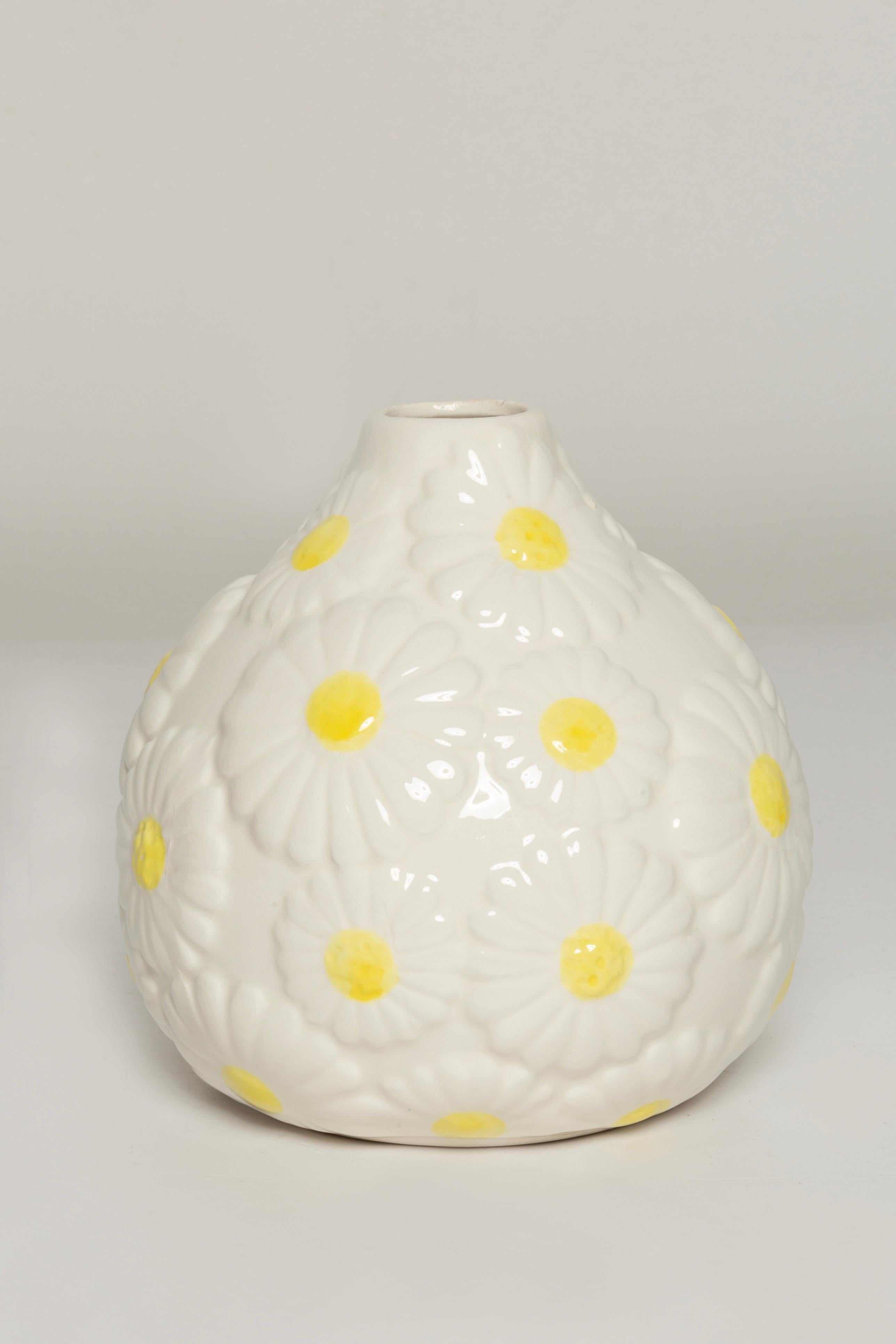 XX secolo Vaso in ceramica porcellanata con piccoli fiori bianchi, Europa, 1960 in vendita
