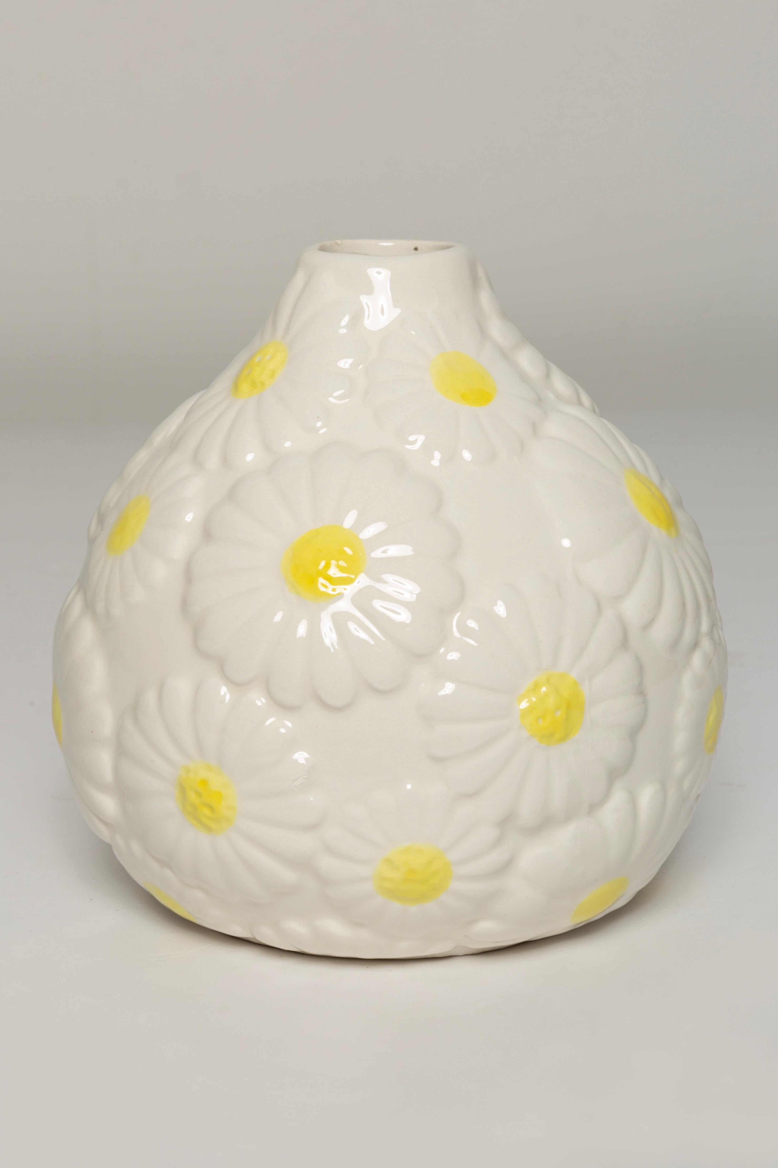 Ceramica Vaso in ceramica porcellanata con piccoli fiori bianchi, Europa, 1960 in vendita
