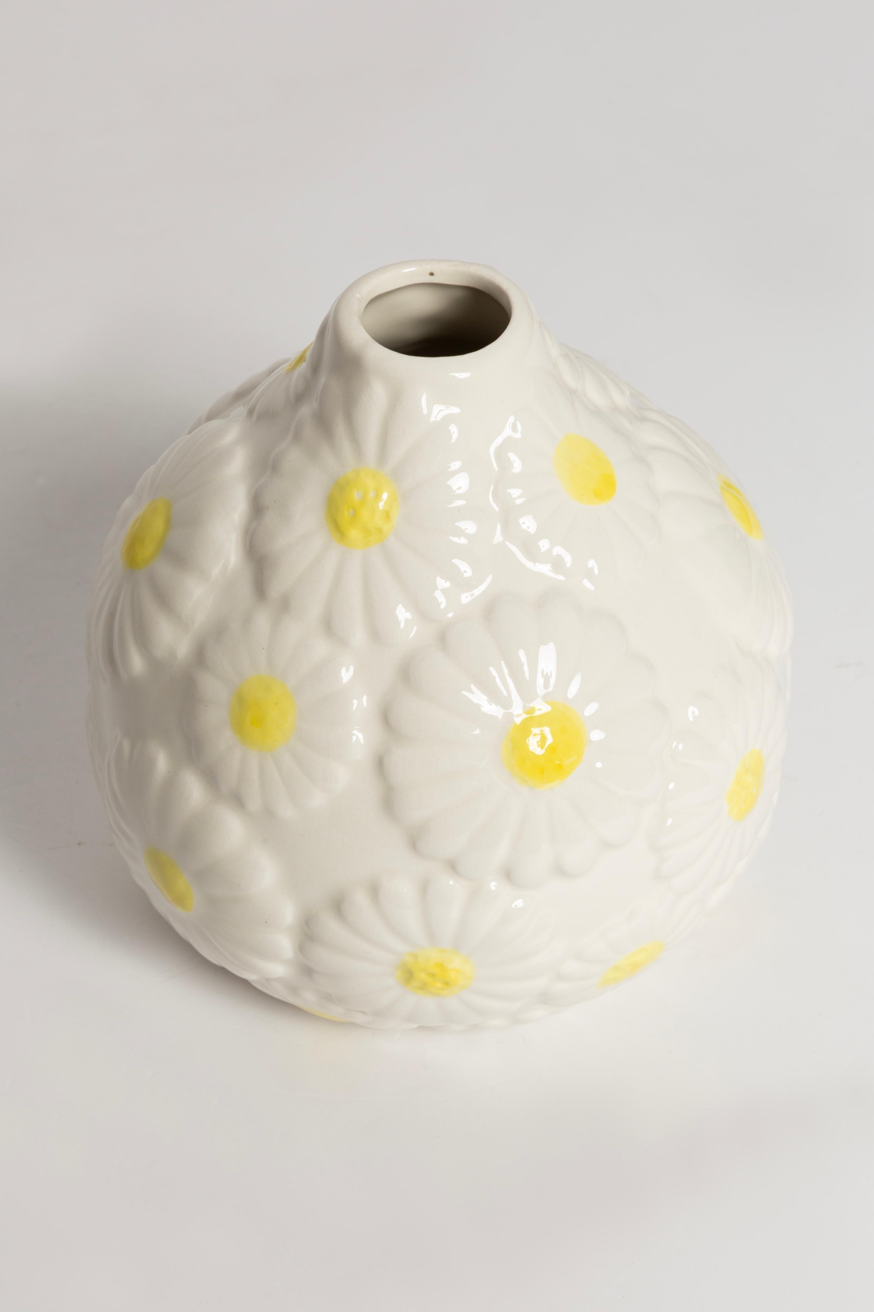 Vaso in ceramica porcellanata con piccoli fiori bianchi, Europa, 1960 in vendita 1