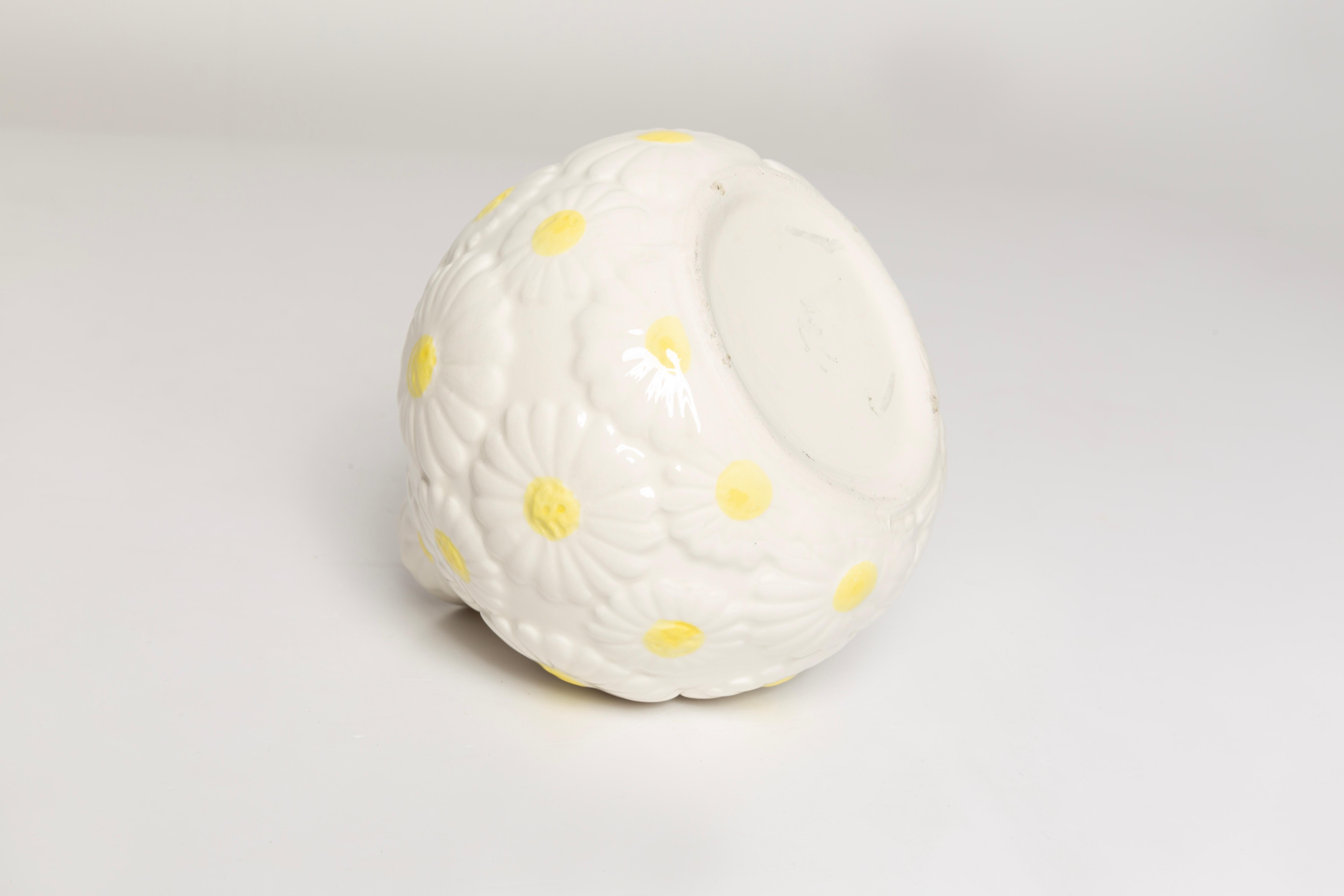 Vaso in ceramica porcellanata con piccoli fiori bianchi, Europa, 1960 in vendita 2