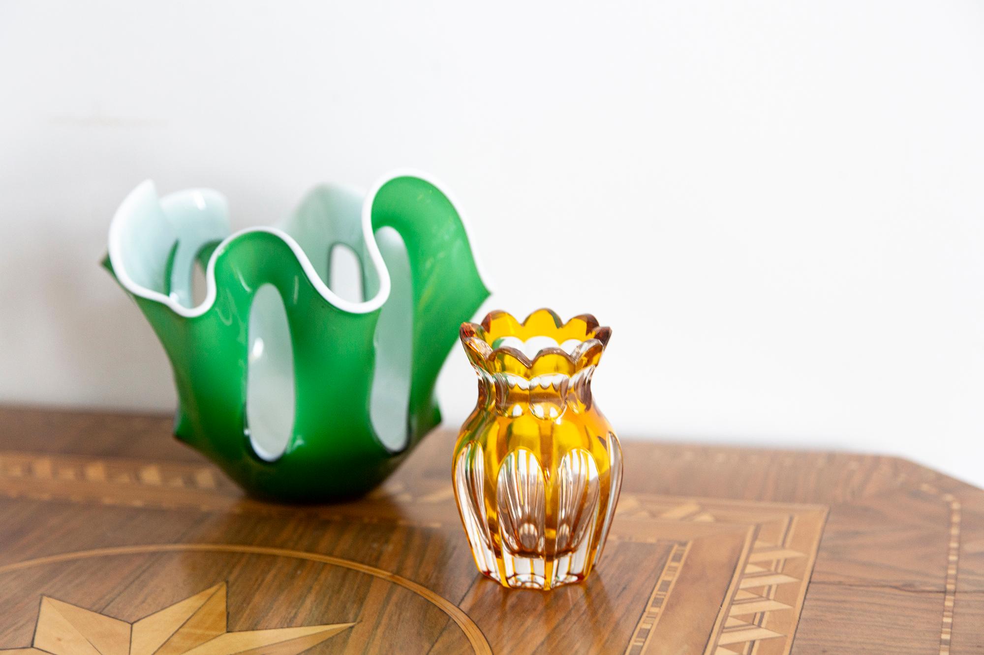 Vetro d'epoca in ottime condizioni. Il vaso sembra appena tolto dalla scatola. Un cristallo giallo assolutamente bello e raro. Prodotto in Polonia. Un solo pezzo unico. 



 
