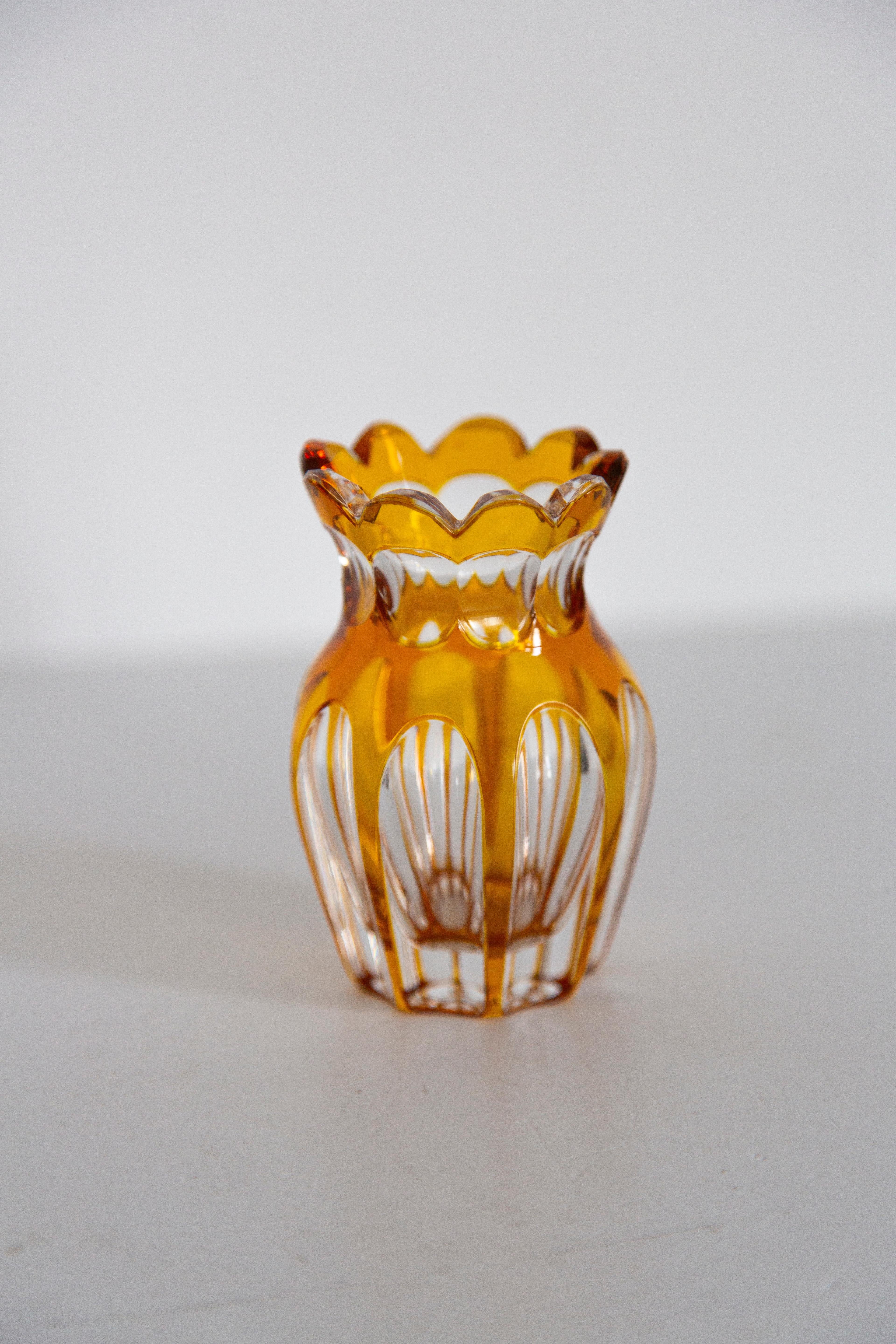 Polacco Piccolo vaso di cristallo giallo vintage di metà secolo, Europa, anni '60 in vendita