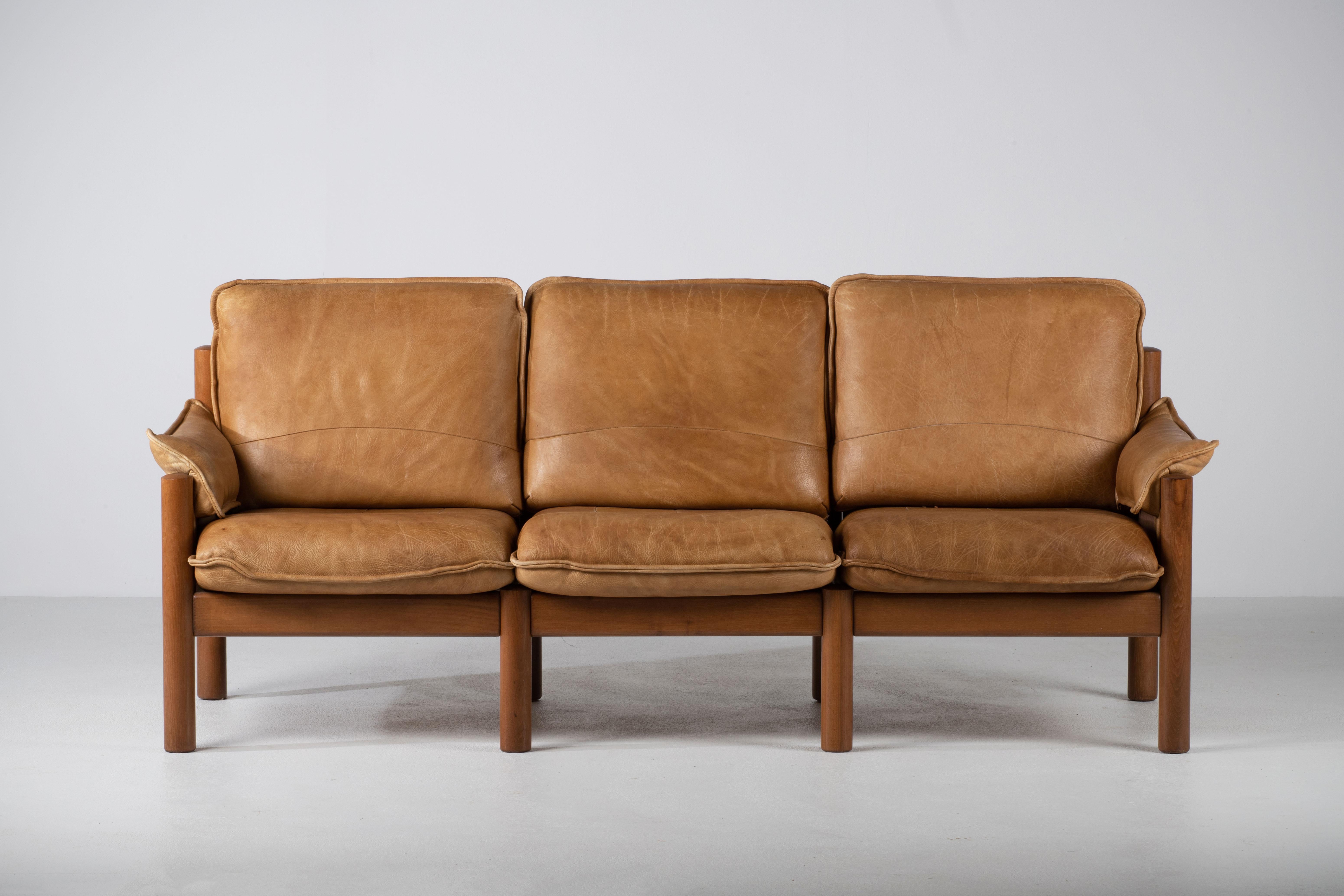 Mid-Century drei Sitze Sofa in einem braunen Leder.
Guter Vintage-Zustand mit geringen Gebrauchsspuren.
 