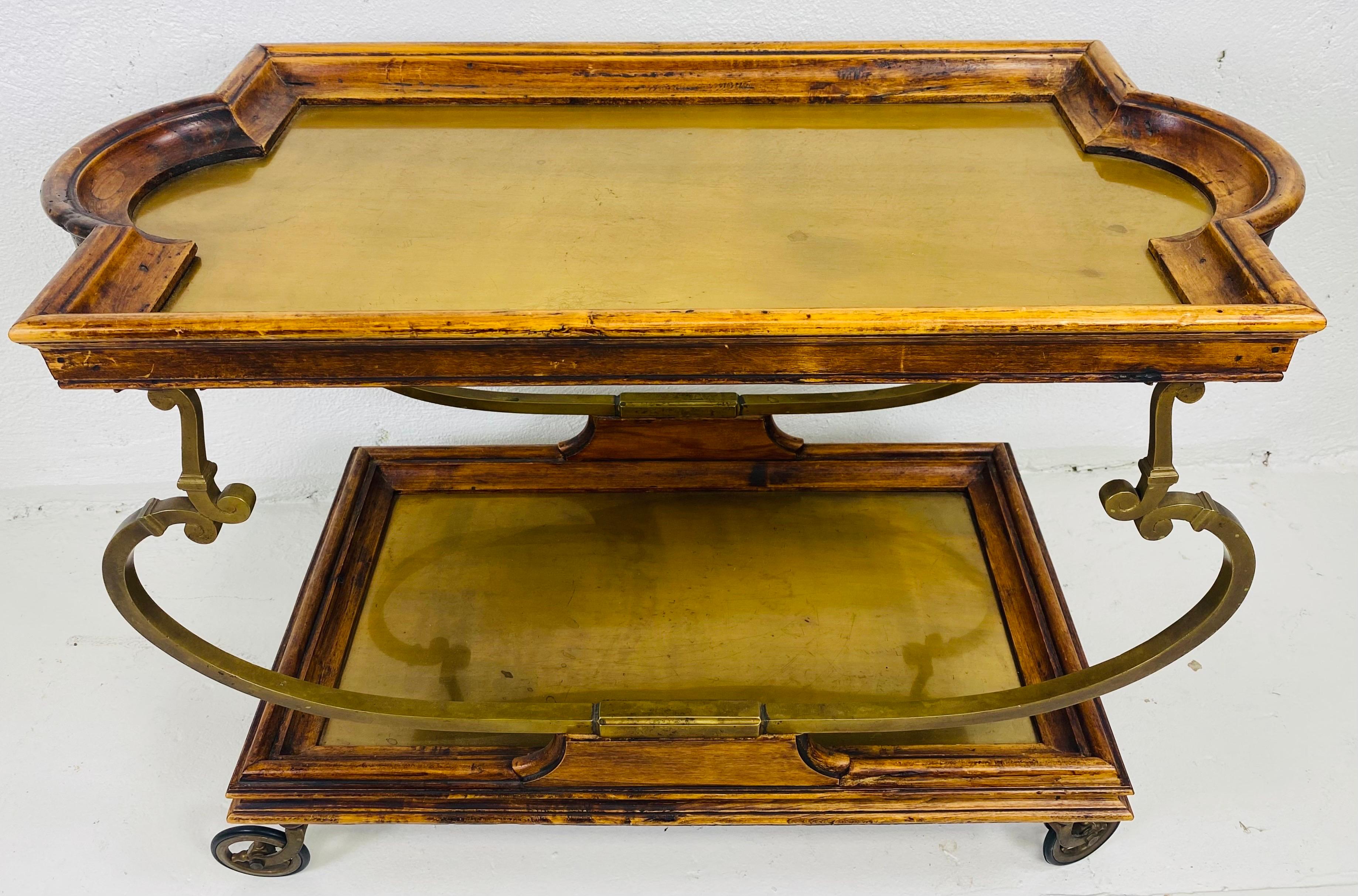 Carrito de bebidas de mediados de siglo, de latón macizo y nogal, según Chapman en venta 2