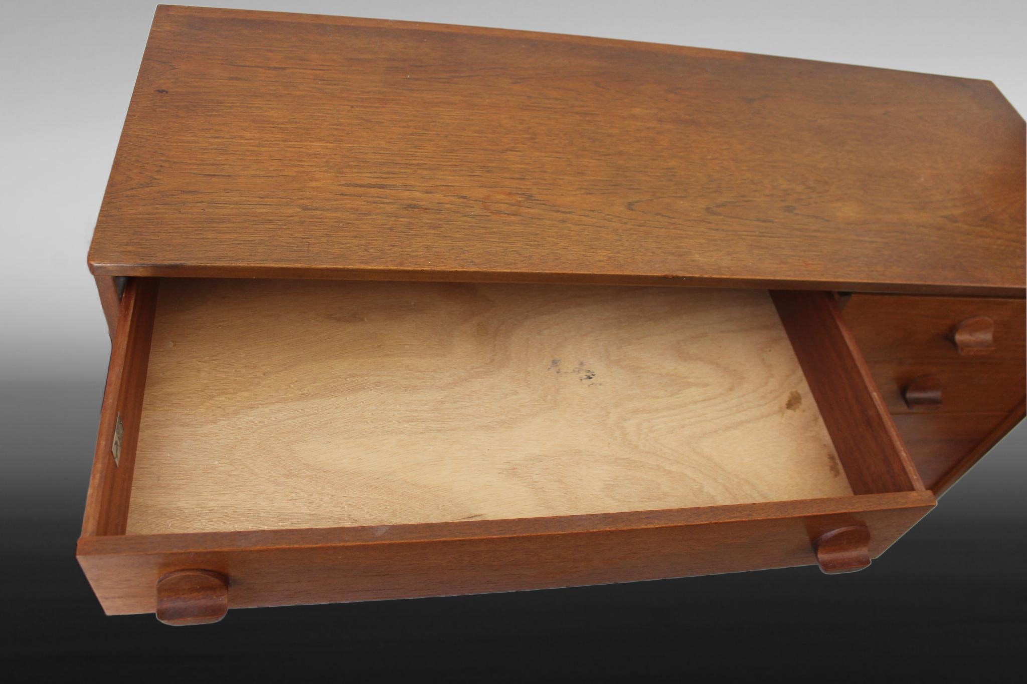 Mid Century Vintage STAG Teak Chest of 8 Drawers For Sale 4