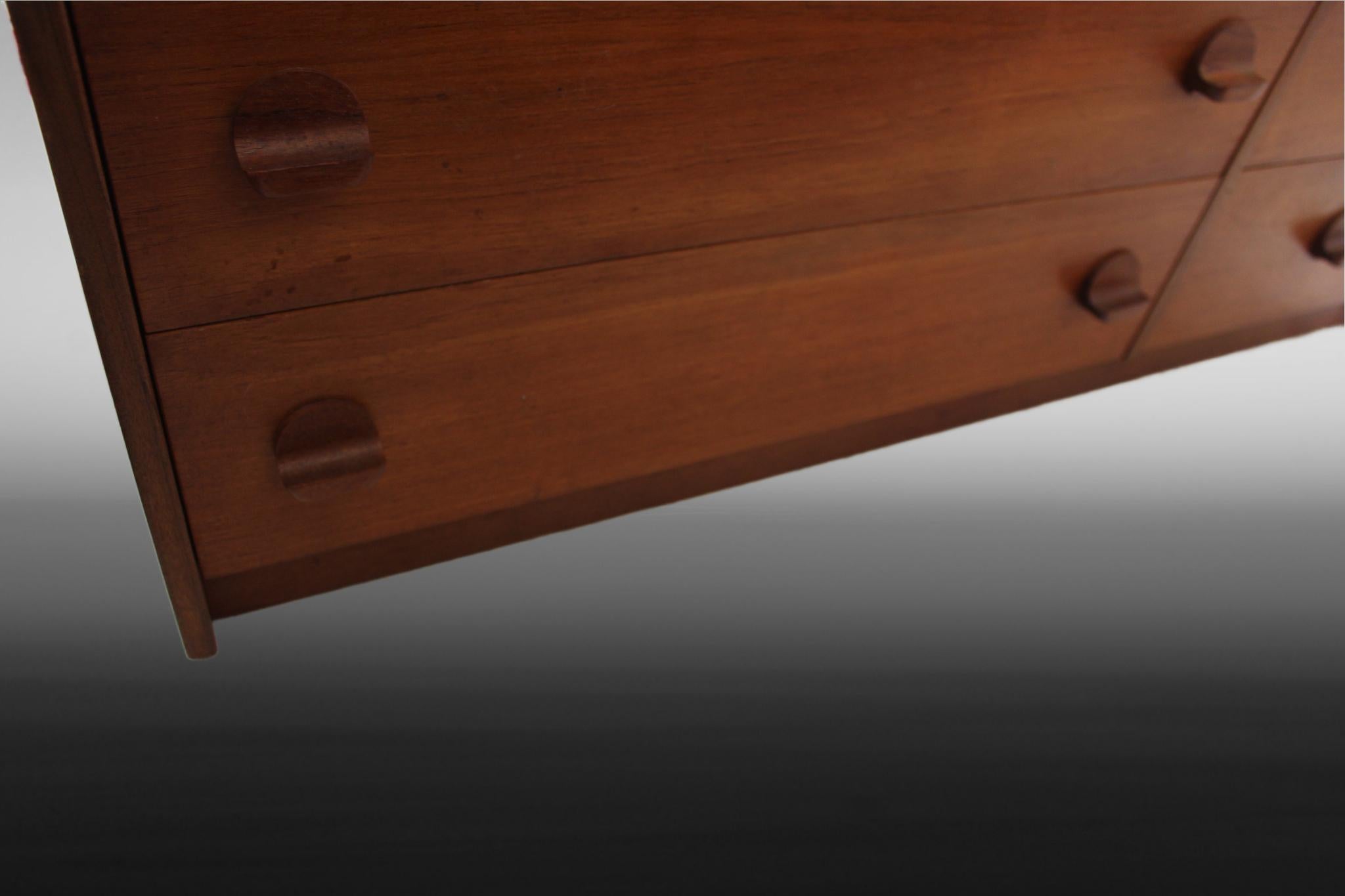 Mid Century Vintage STAG Teak Chest of 8 Drawers In Good Condition For Sale In Seaford, GB