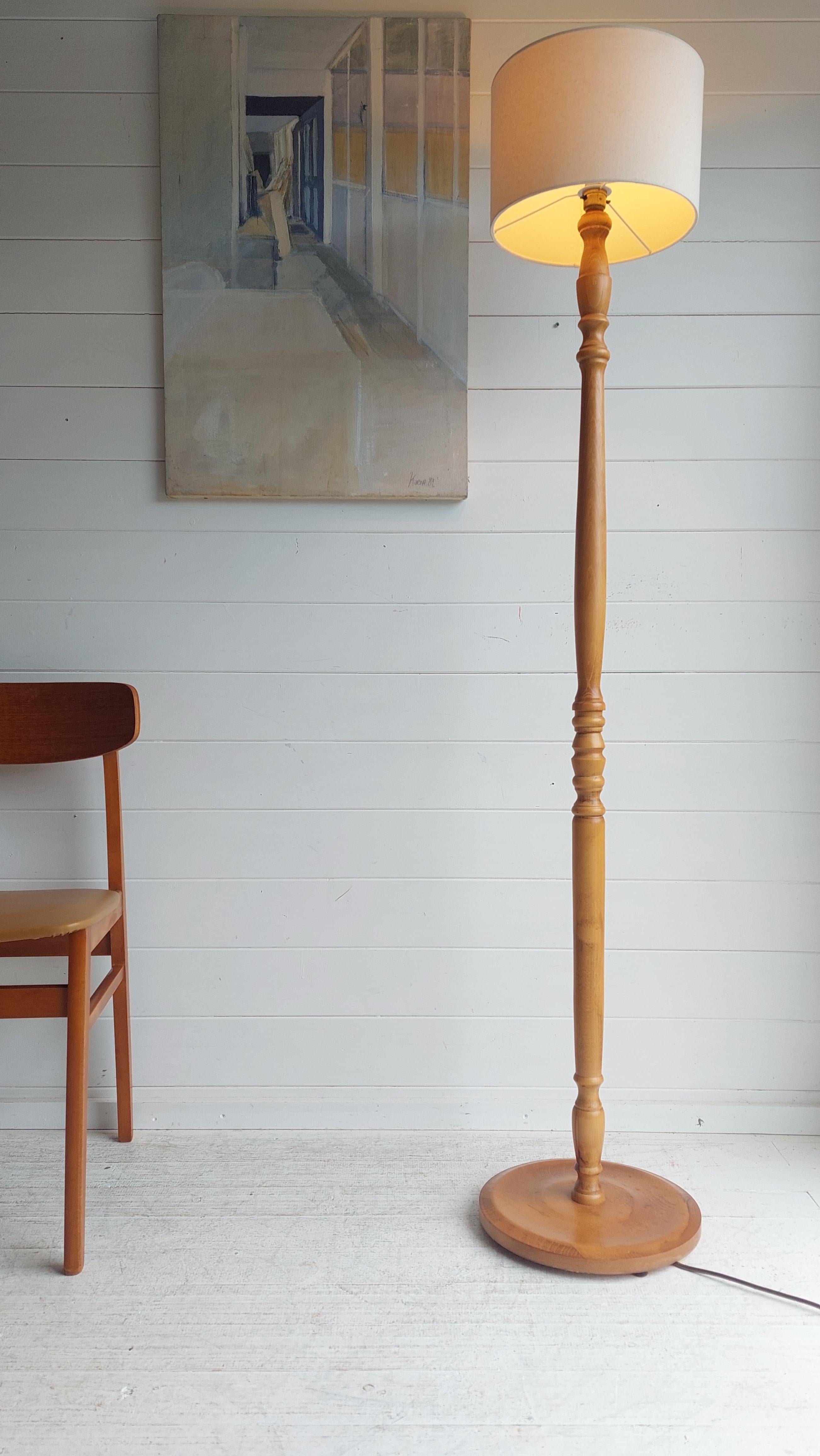 Mid Century Vintage Standard Oak Turned Floor Lamp With Lampshade, 60s In Good Condition In Leamington Spa, GB