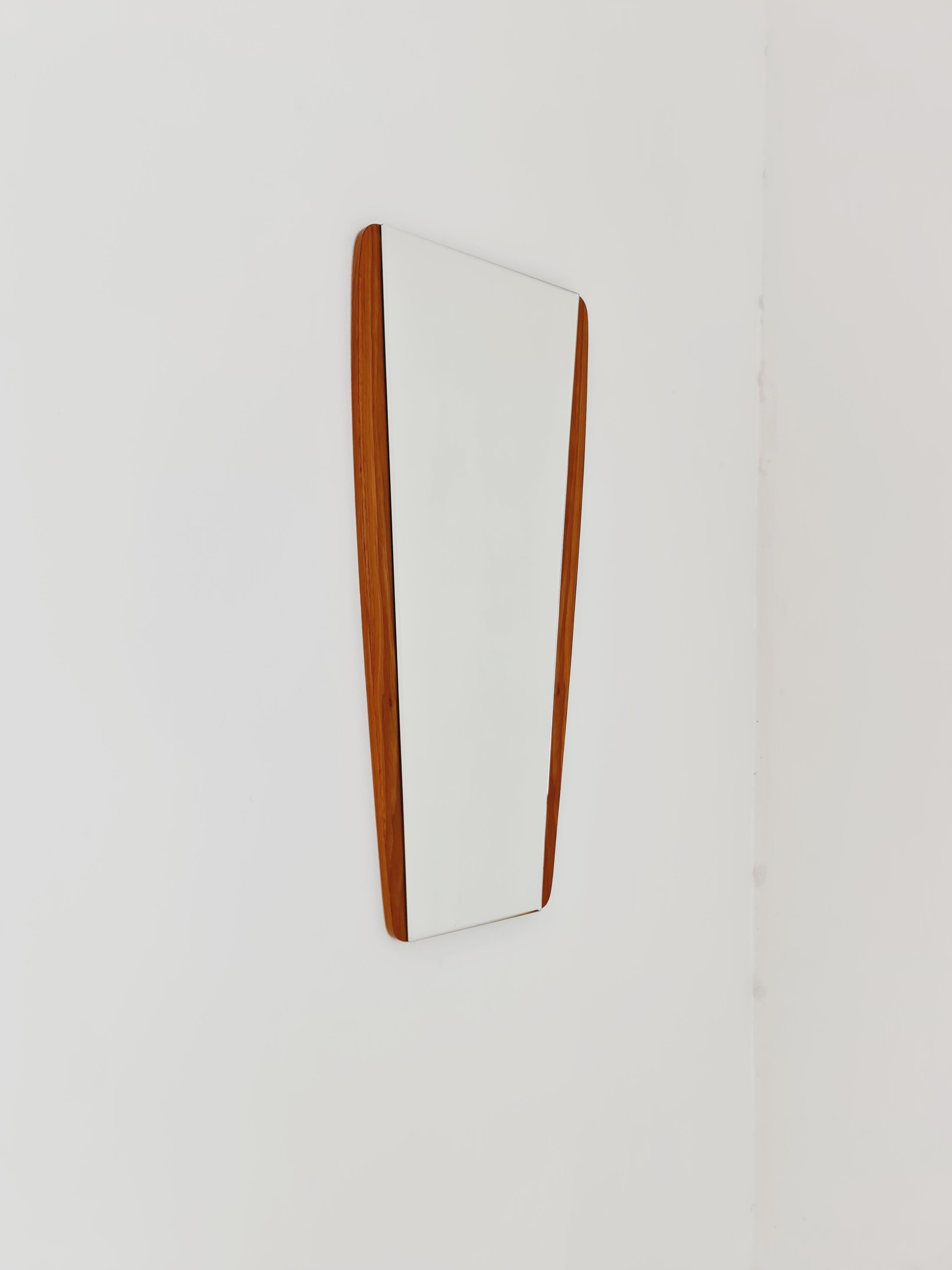 Specchio da parete danese in teak vintage del 1960

Prodotto in Danimarca 

Ottime condizioni (pezzo molto ben conservato)

Misure: 
Larghezza 34 cm 
Altezza 77 cm 
Profondità 1  cm