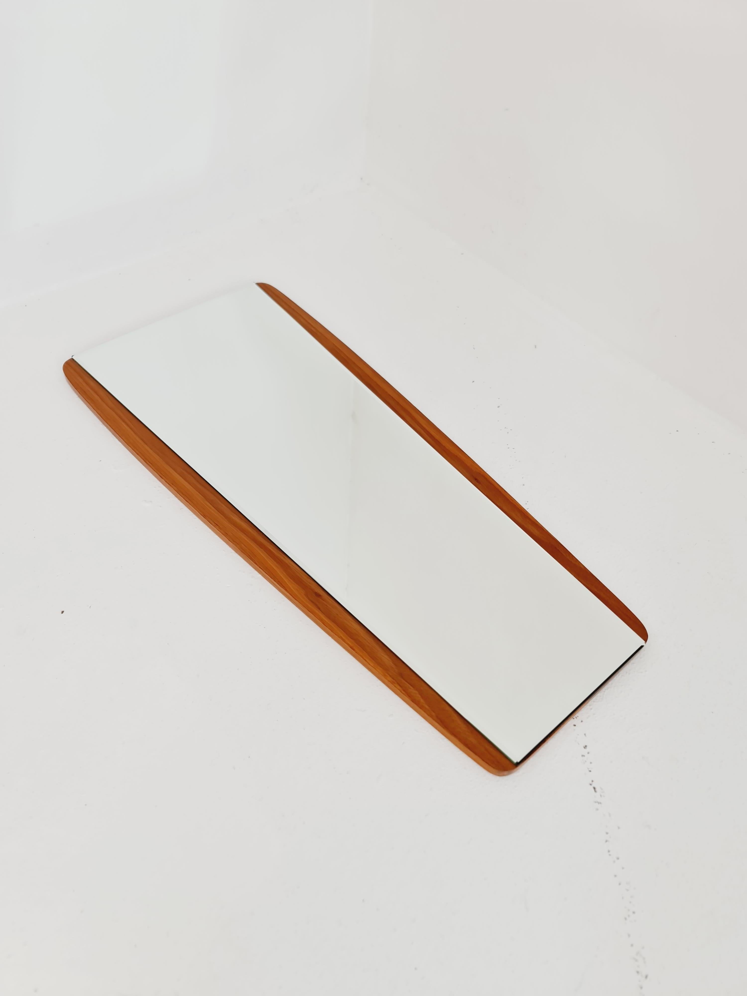 Metà XX secolo Specchio da parete danese in teak vintage del 1960 in vendita