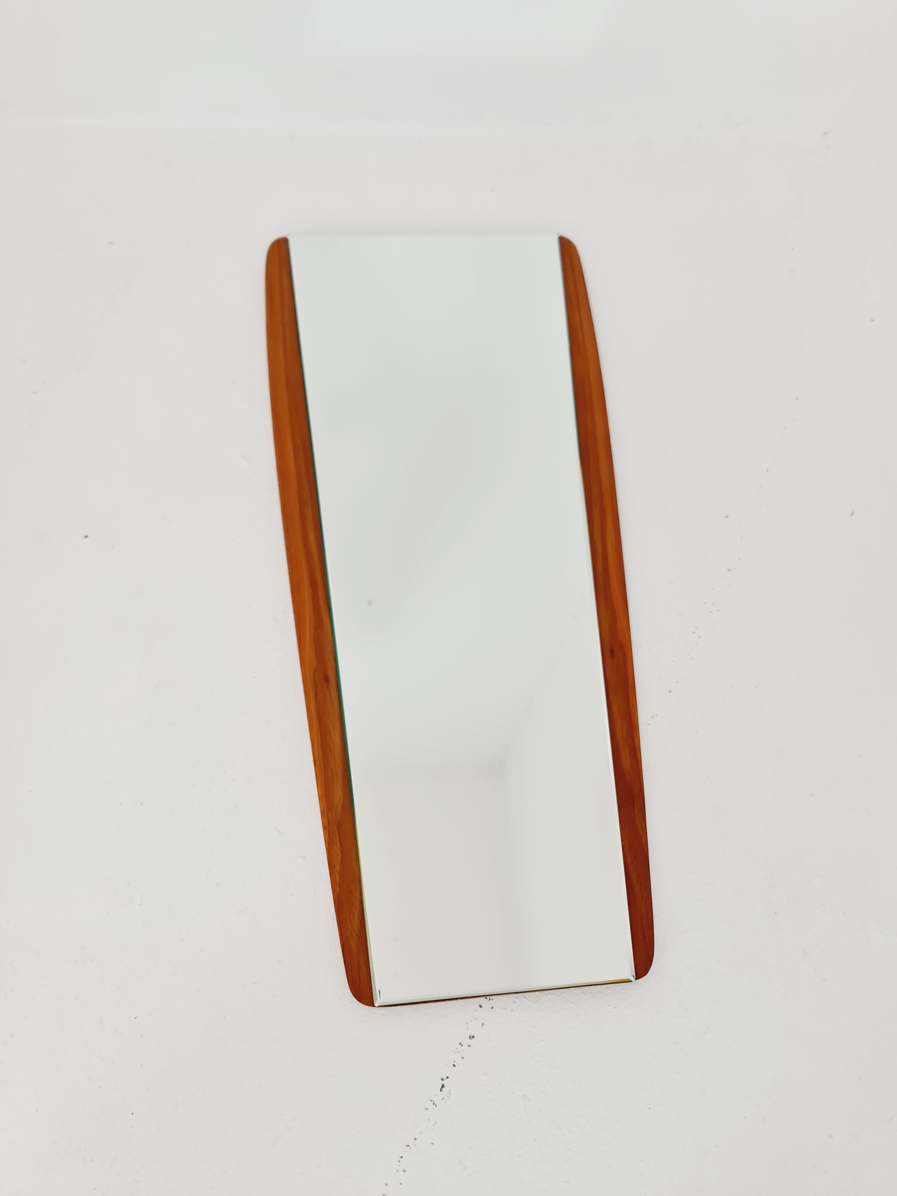 Vetro Specchio da parete danese in teak vintage del 1960 in vendita