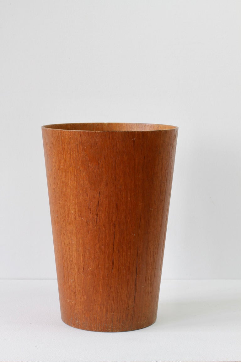 Tall circular teak waste paper basket by Martin Aberg for Servex or House of Rainbow Wood Products, Sweden, circa 1960. Could also be used as an umbrella stand for your foyer, entrance or hallway or for holding rolls of wrapping paper in an office