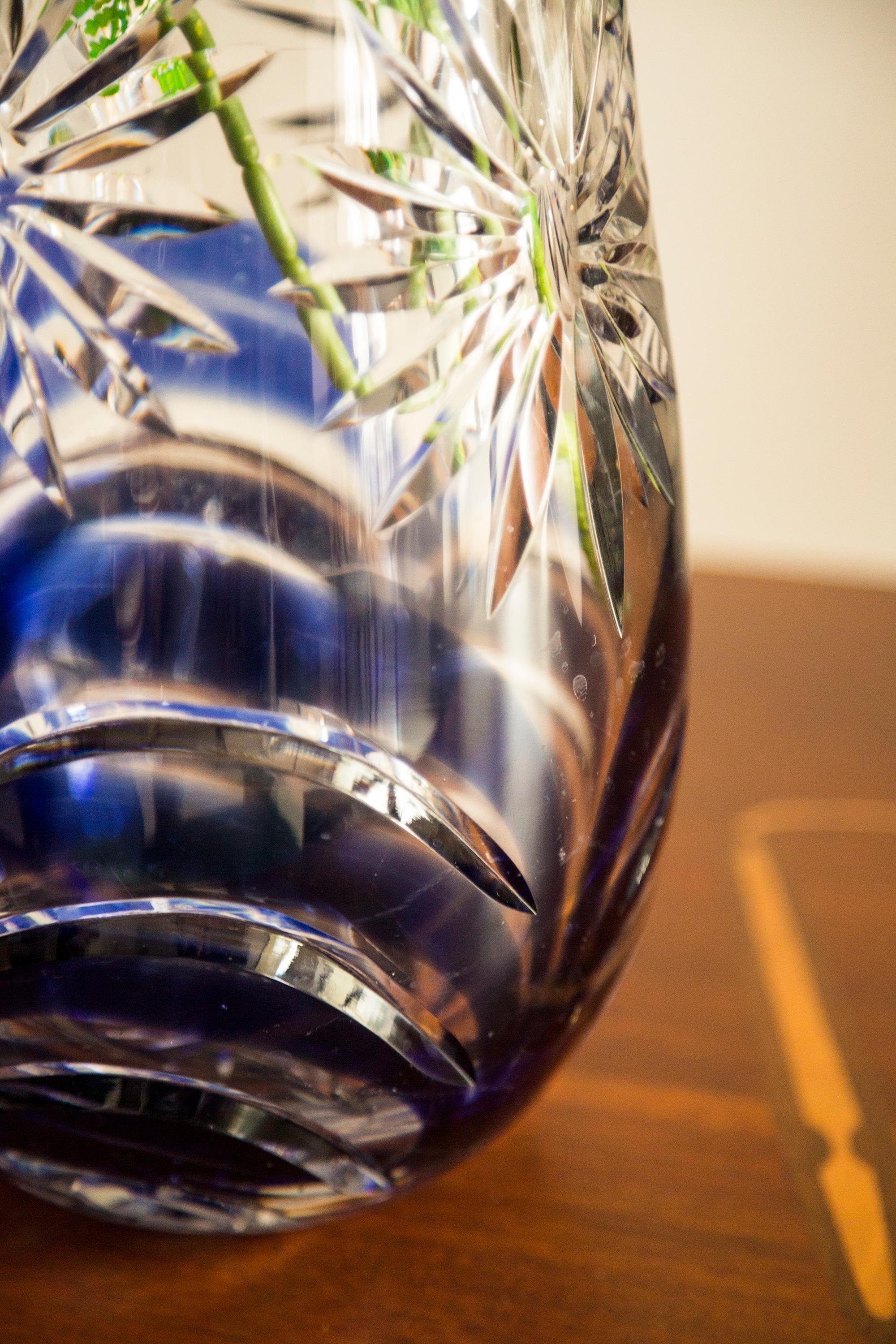 vase en verre bleu transparent