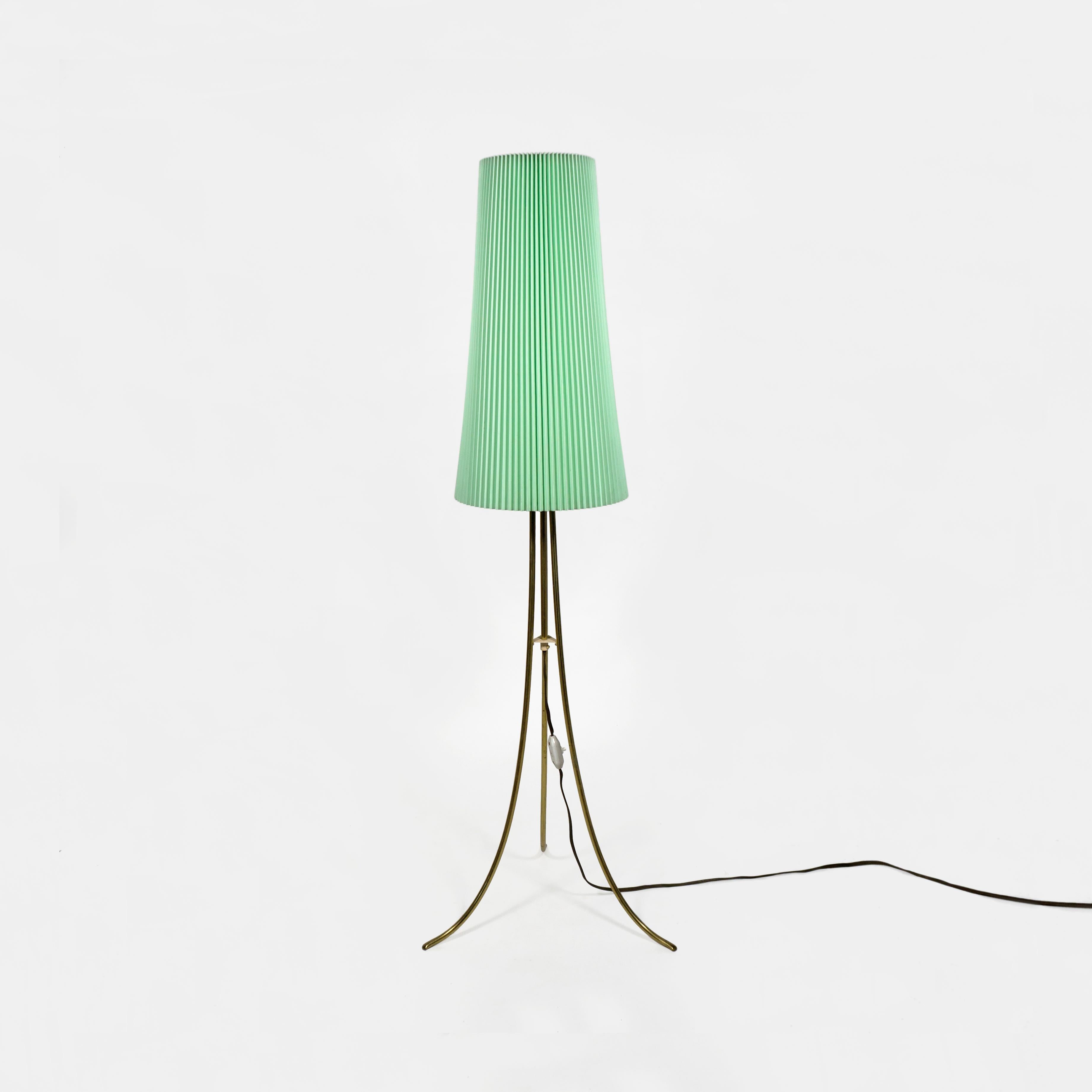 Elegant lampadaire autrichien Mid Century Modern Tripod en laiton avec un abat-jour plissé vert des années 1950.
Ce lampadaire à l'allure délicate est entièrement fabriqué en laiton et assemblé en forme de filigrane. Elle est complétée par un
