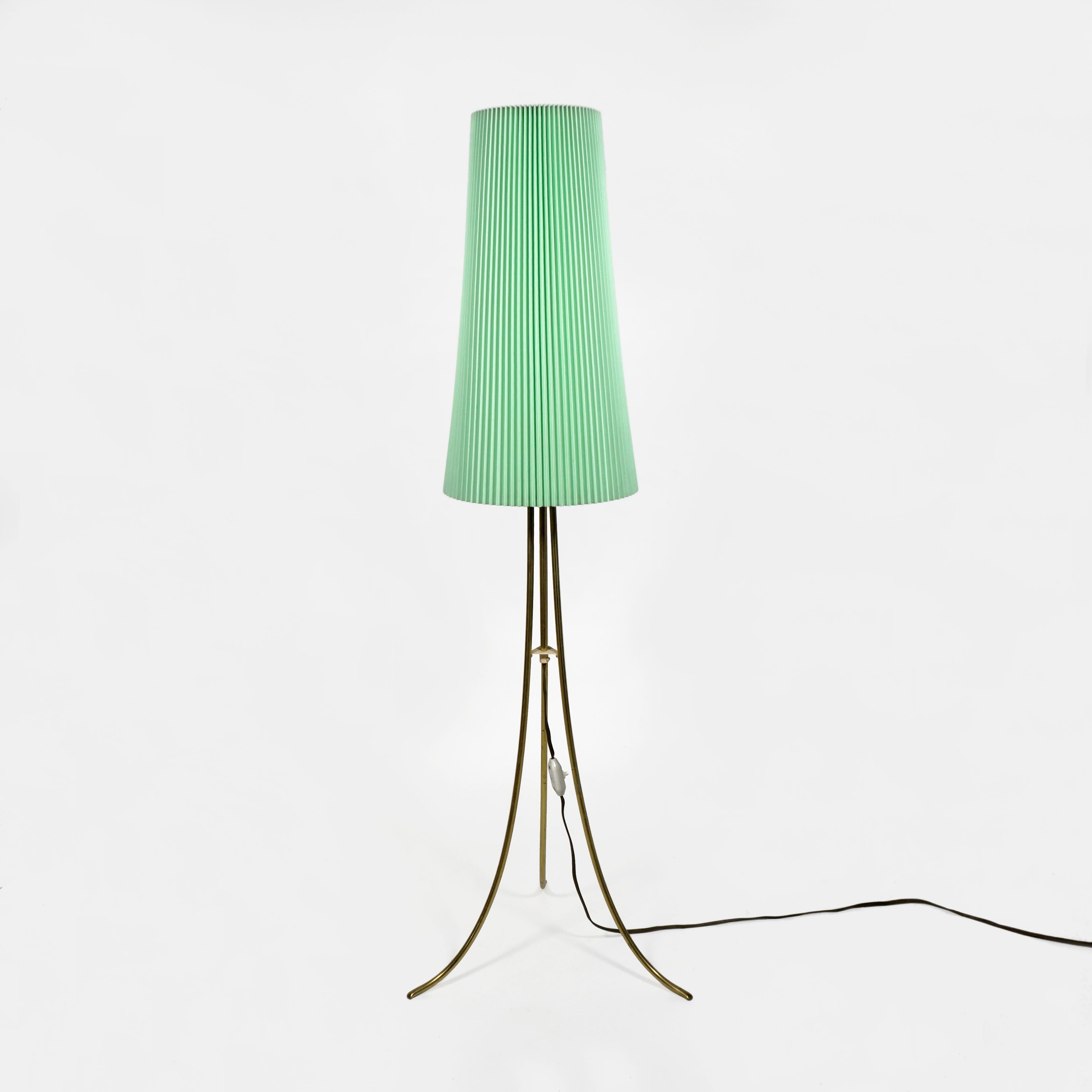 Mid-Century Modern Lampadaire tripode vintage du milieu du siècle en laiton Abat-jour plissé, Autriche années 1950 en vente