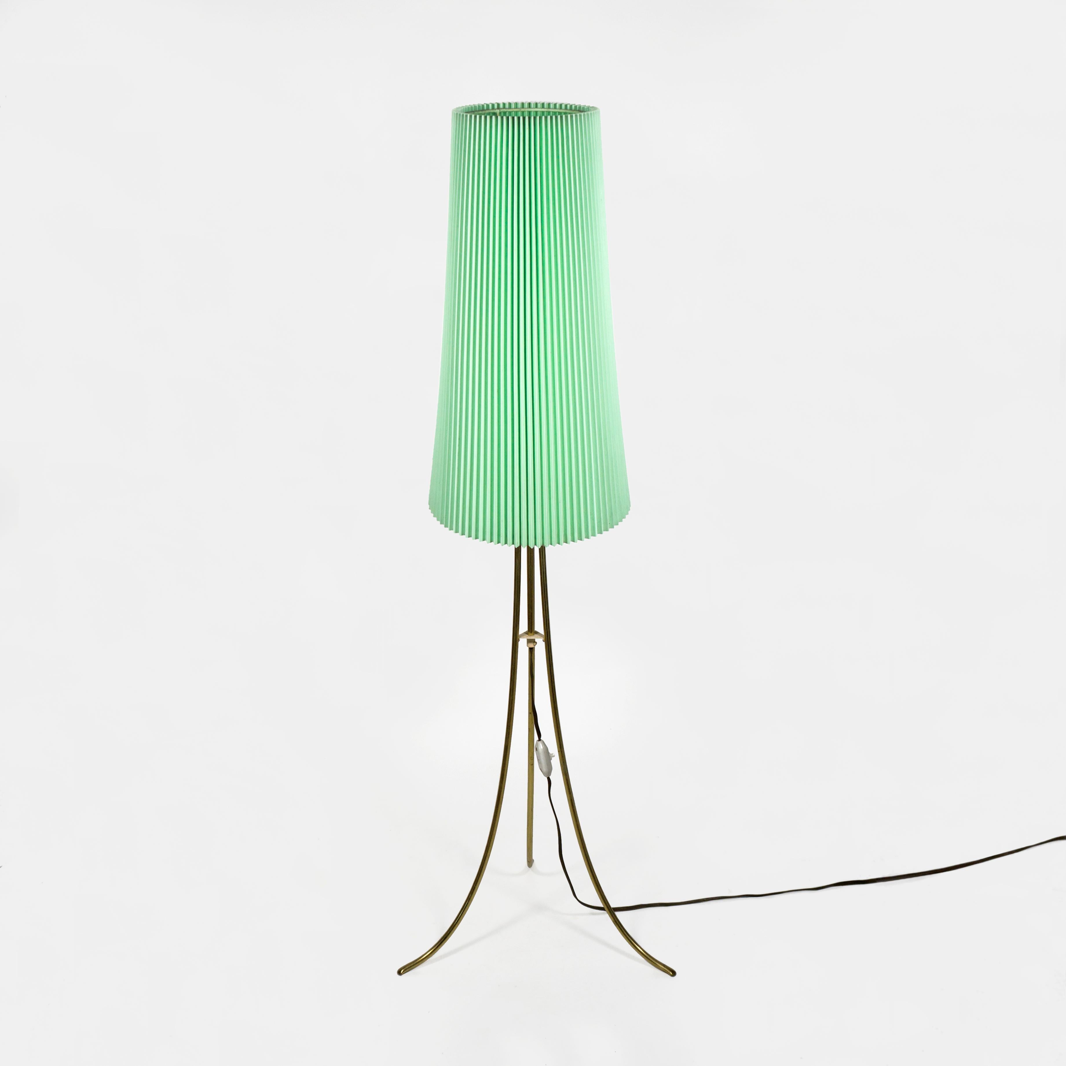 Autrichien Lampadaire tripode vintage du milieu du siècle en laiton Abat-jour plissé, Autriche années 1950 en vente