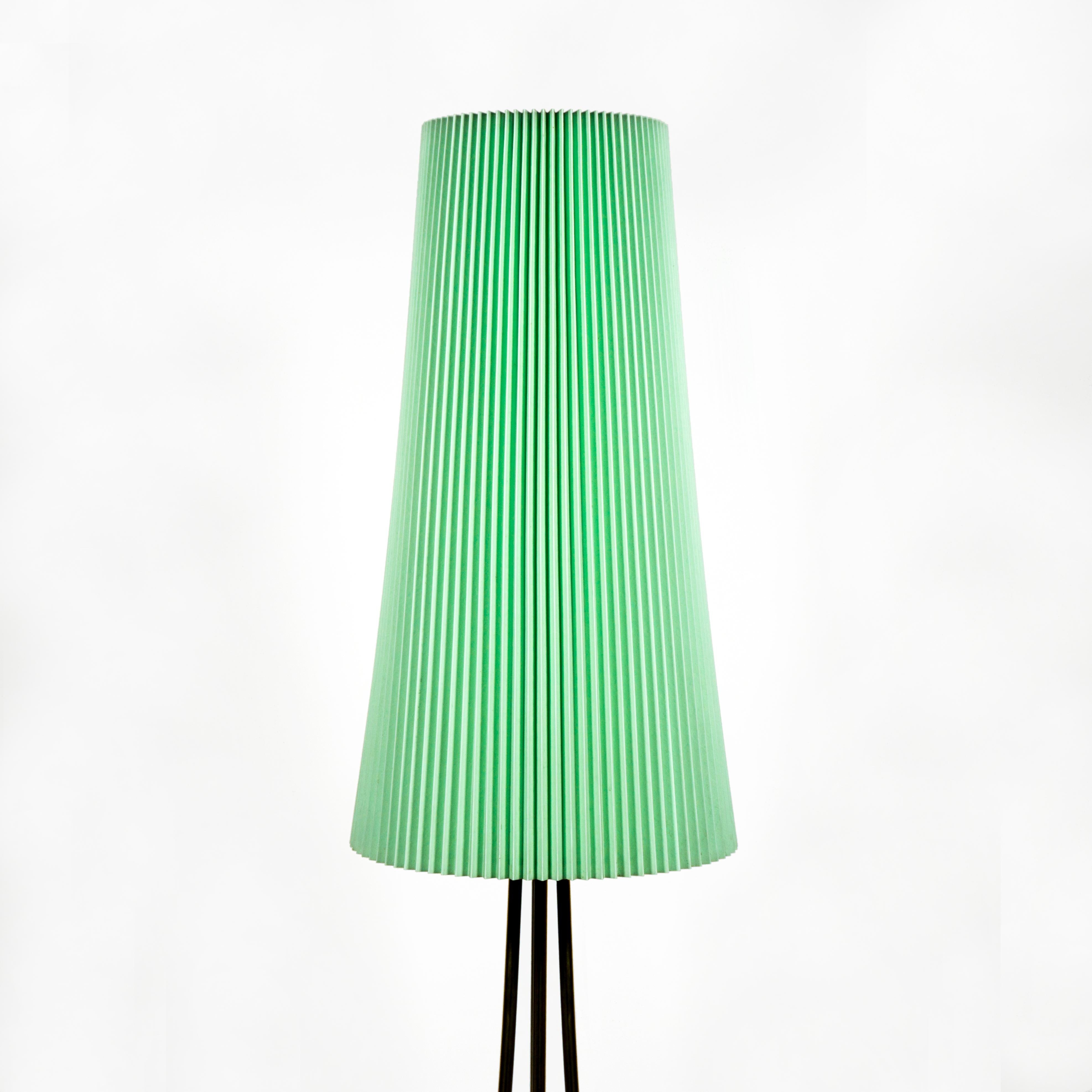 Lampadaire tripode vintage du milieu du siècle en laiton Abat-jour plissé, Autriche années 1950 Bon état - En vente à Regensburg, DE